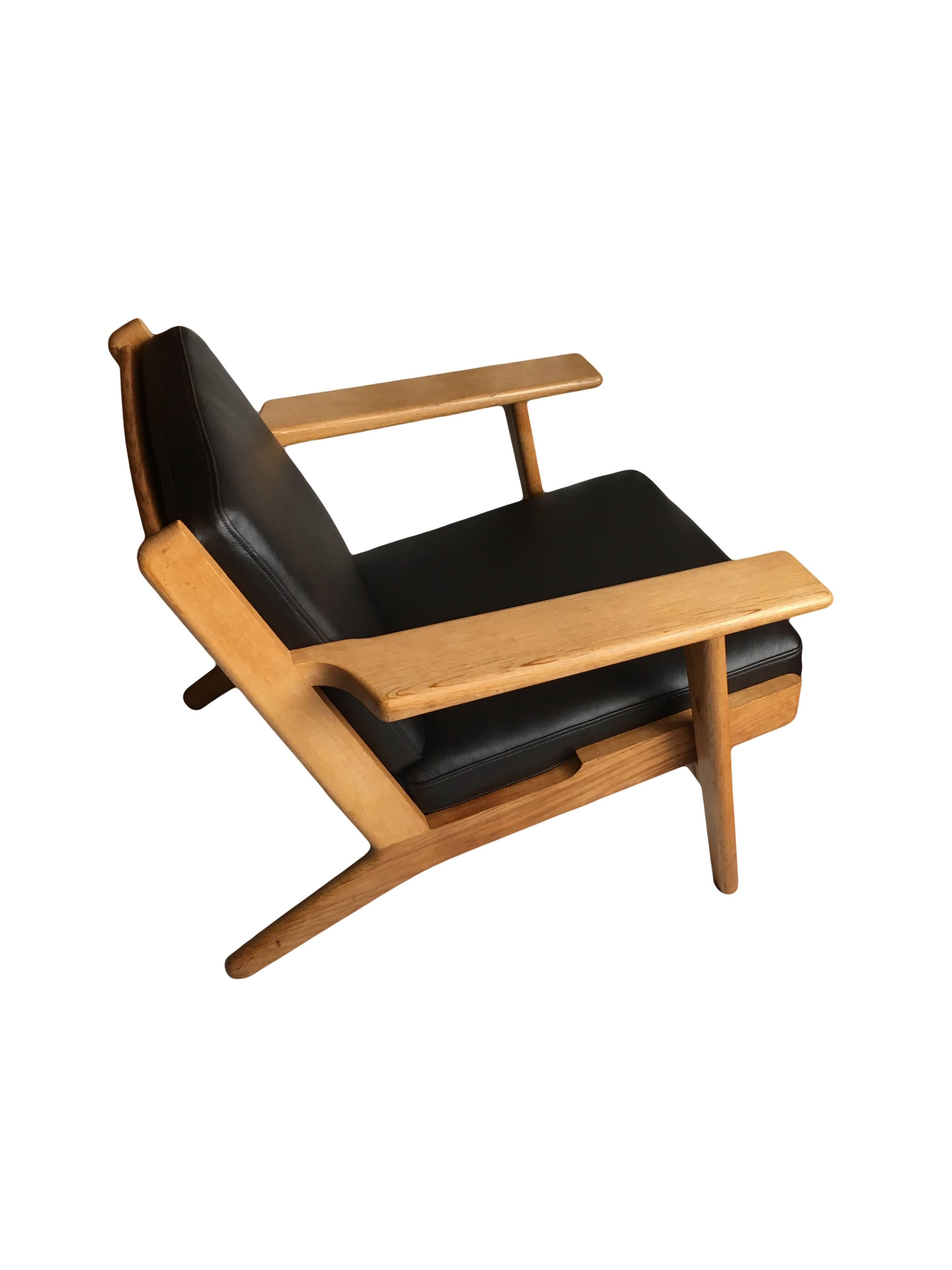 Original Hans Wegner GE290 Lounge Chair, Refurbished reupholstered  In Excellent Condition In London, GB