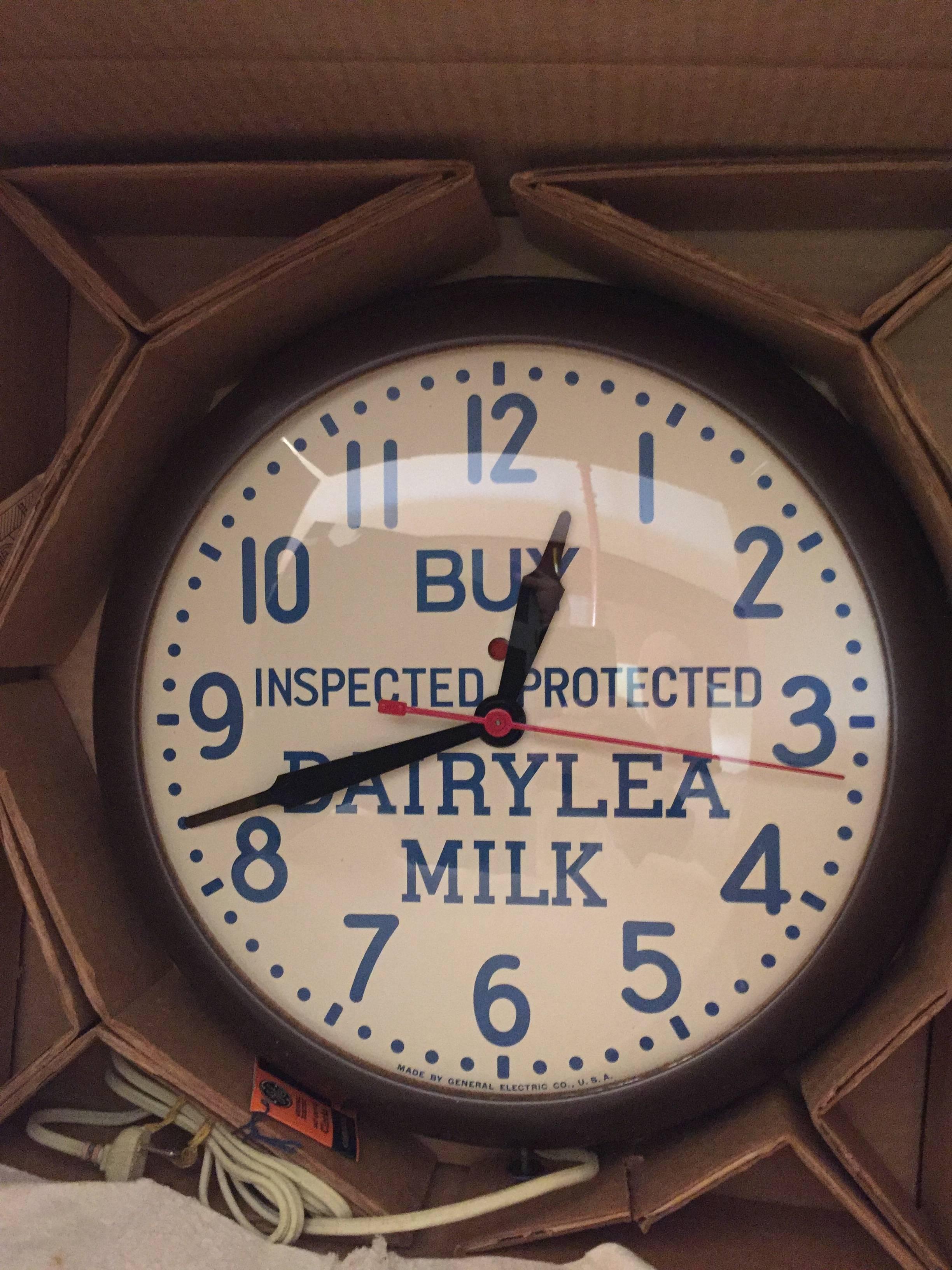 1950s Dairylea Milk Advertising GE Wall Clock In Excellent Condition In Garnerville, NY
