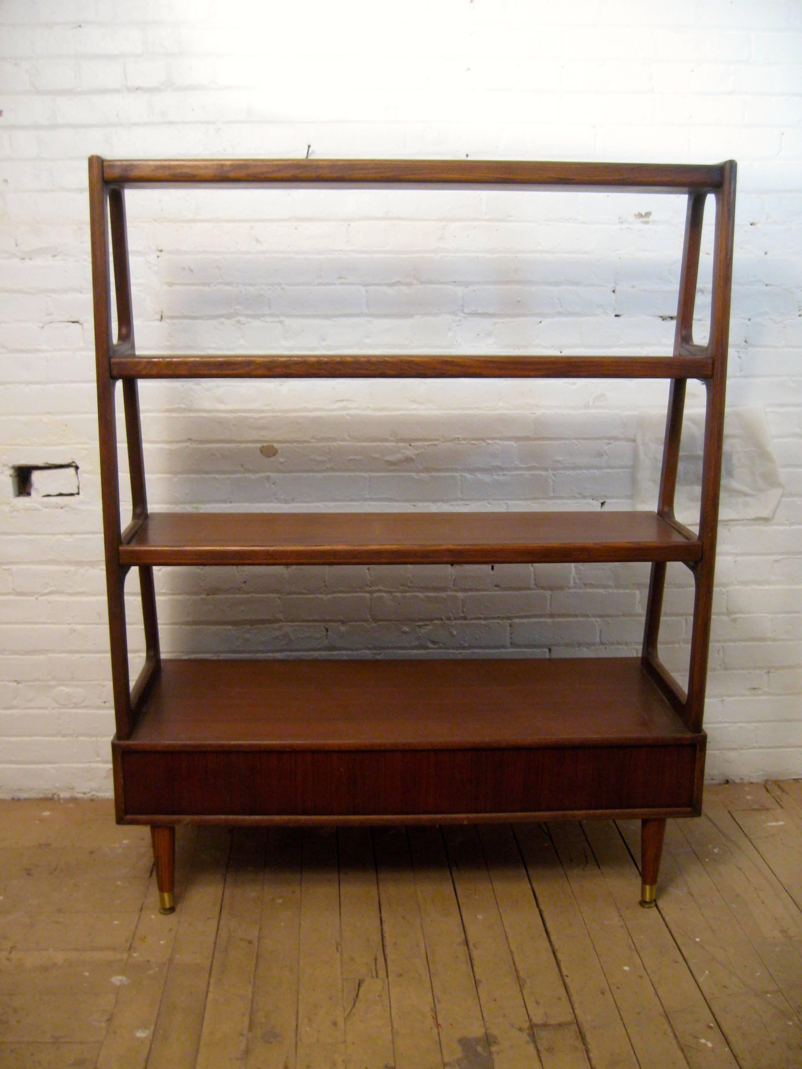 Mid Century Modern Graduated Walnut and Oak Shelving Unit In Good Condition In Garnerville, NY