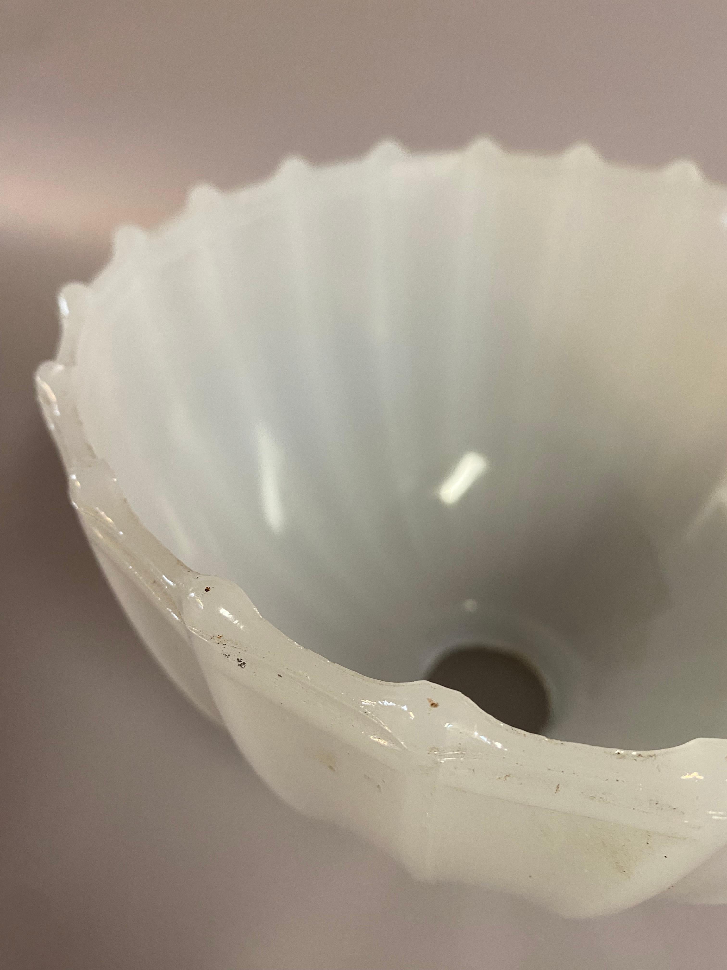 Verre Paire d'abat-jour en verre camphré industriel à bord cannelé et festonné en vente