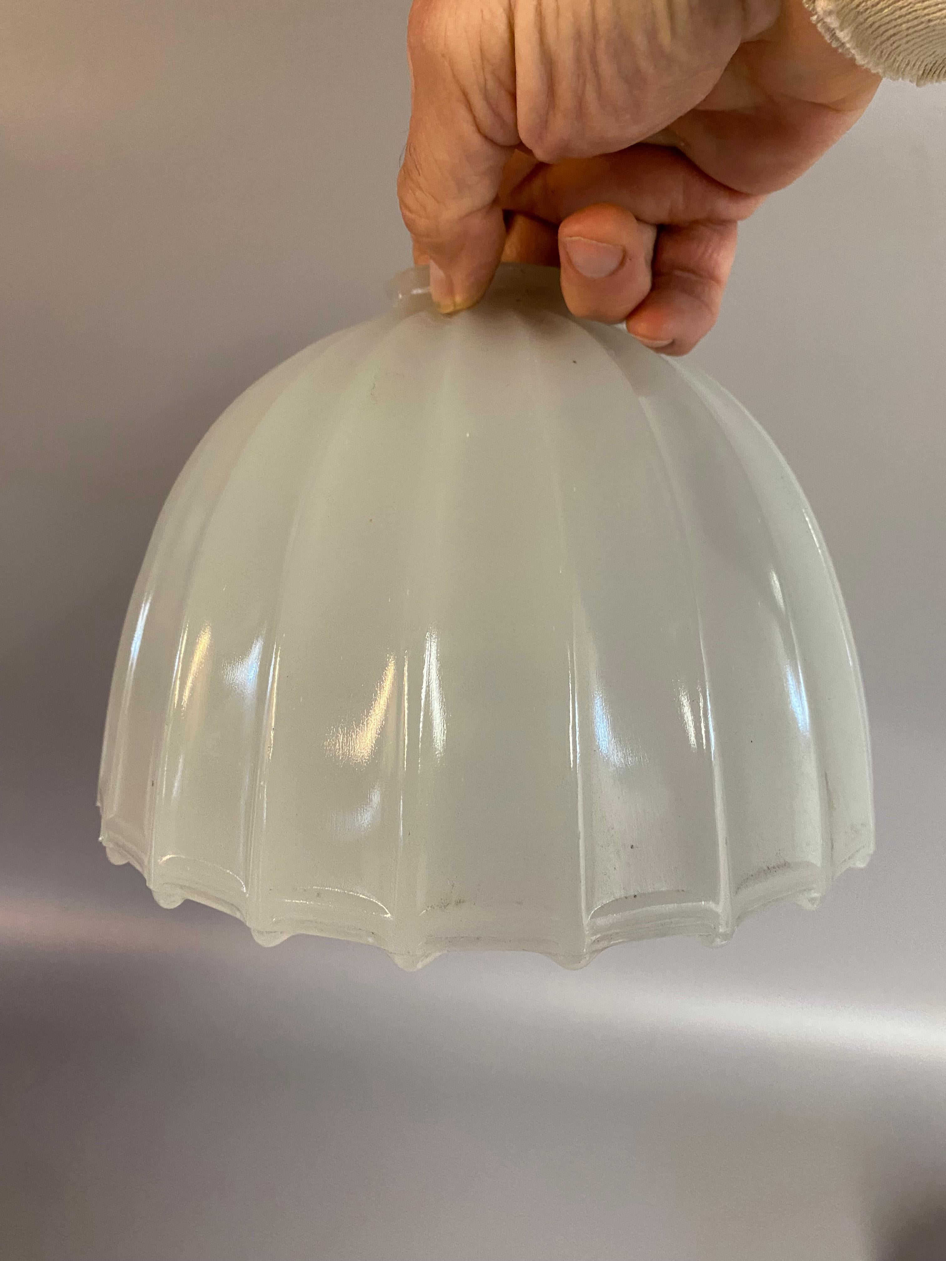 Paire d'abat-jour en verre camphré industriel à bord cannelé et festonné en vente 3