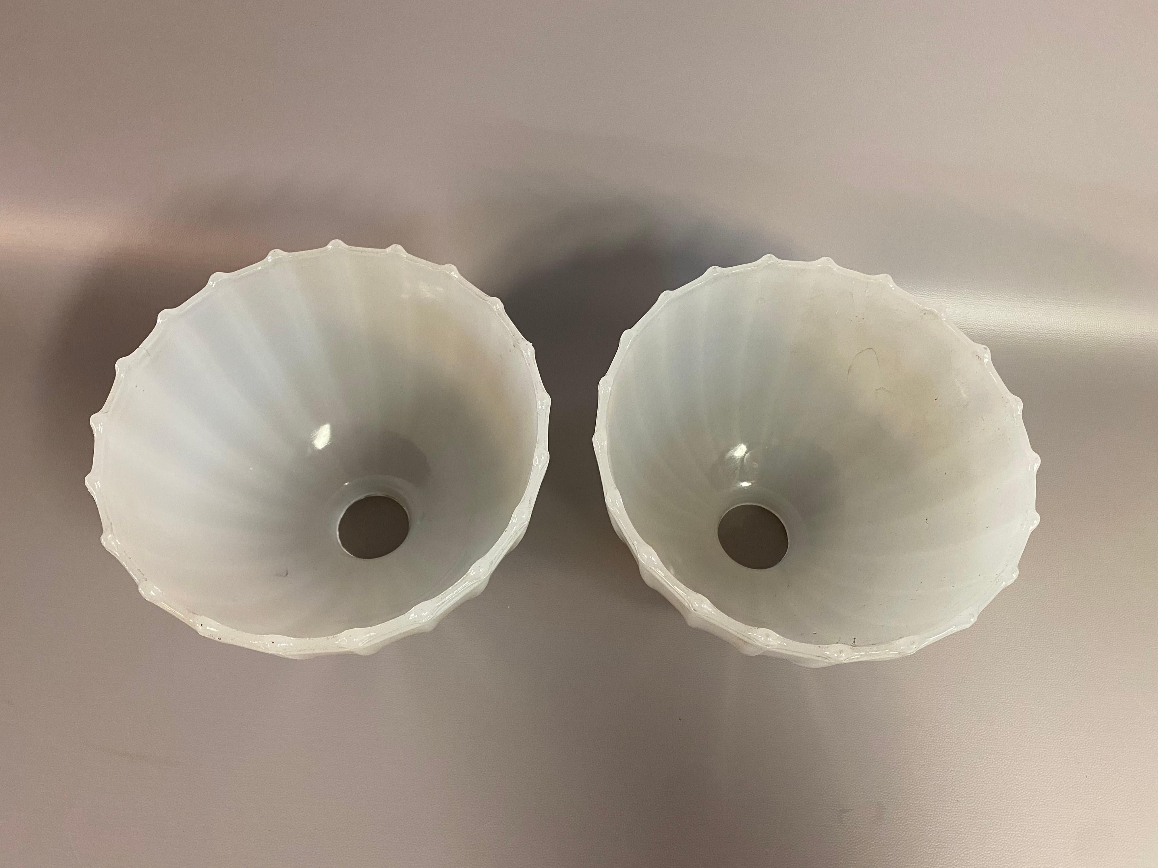 Américain Paire d'abat-jour en verre camphré industriel à bord cannelé et festonné en vente