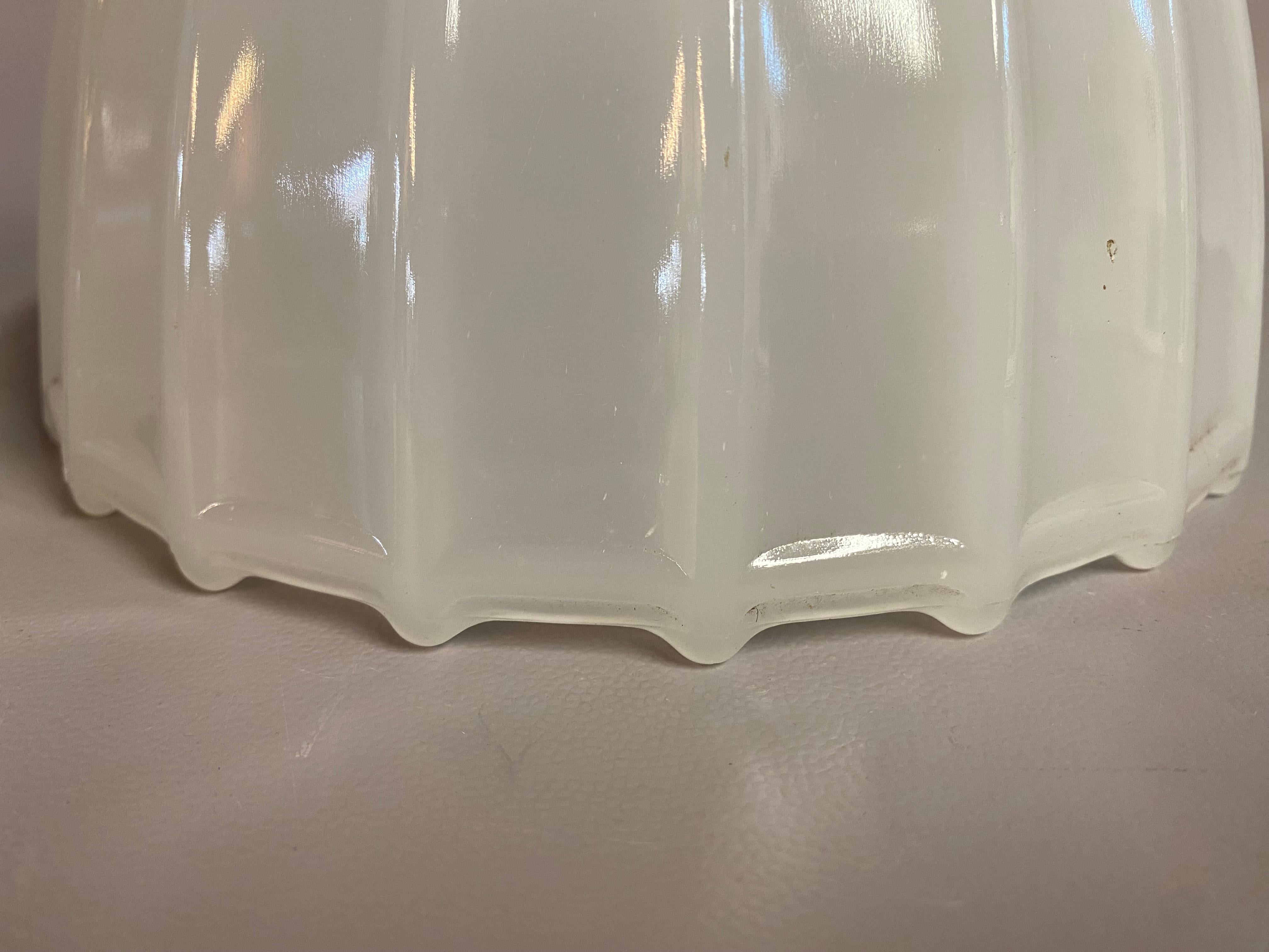 Début du 20ème siècle Paire d'abat-jour en verre camphré industriel à bord cannelé et festonné en vente