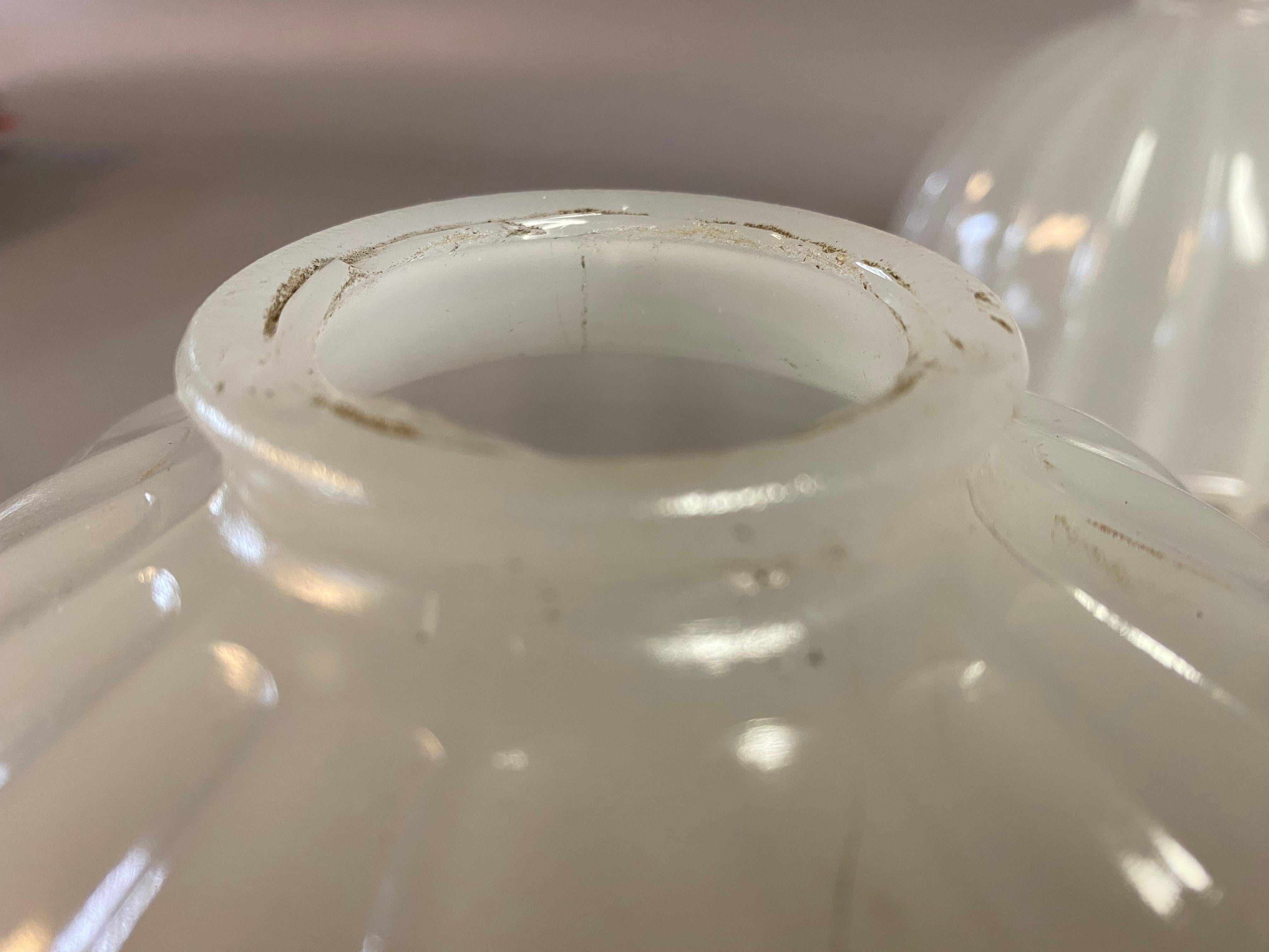 Paire d'abat-jour en verre camphré industriel à bord cannelé et festonné en vente 4