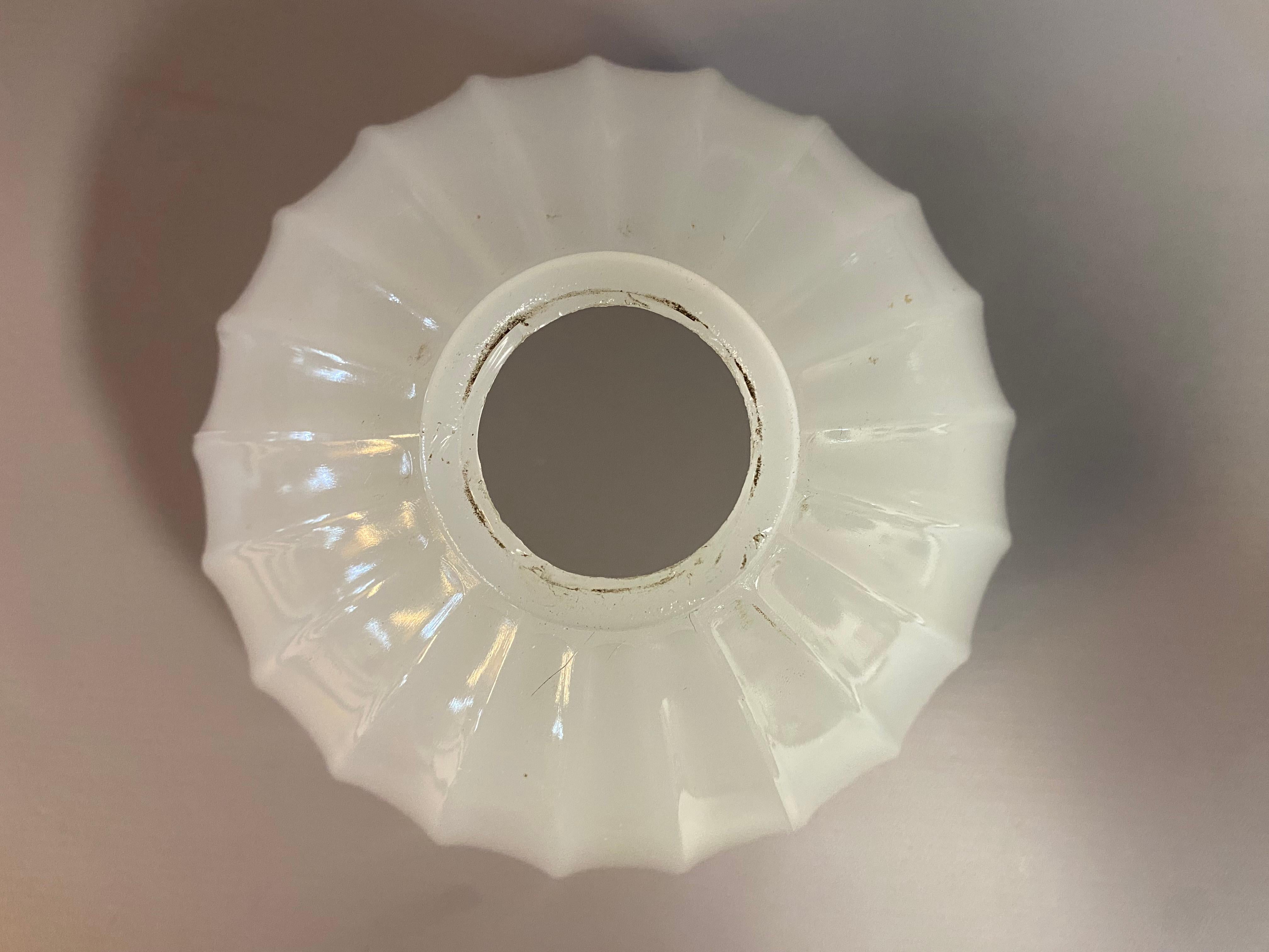Paire d'abat-jour en verre camphré industriel à bord cannelé et festonné en vente 1