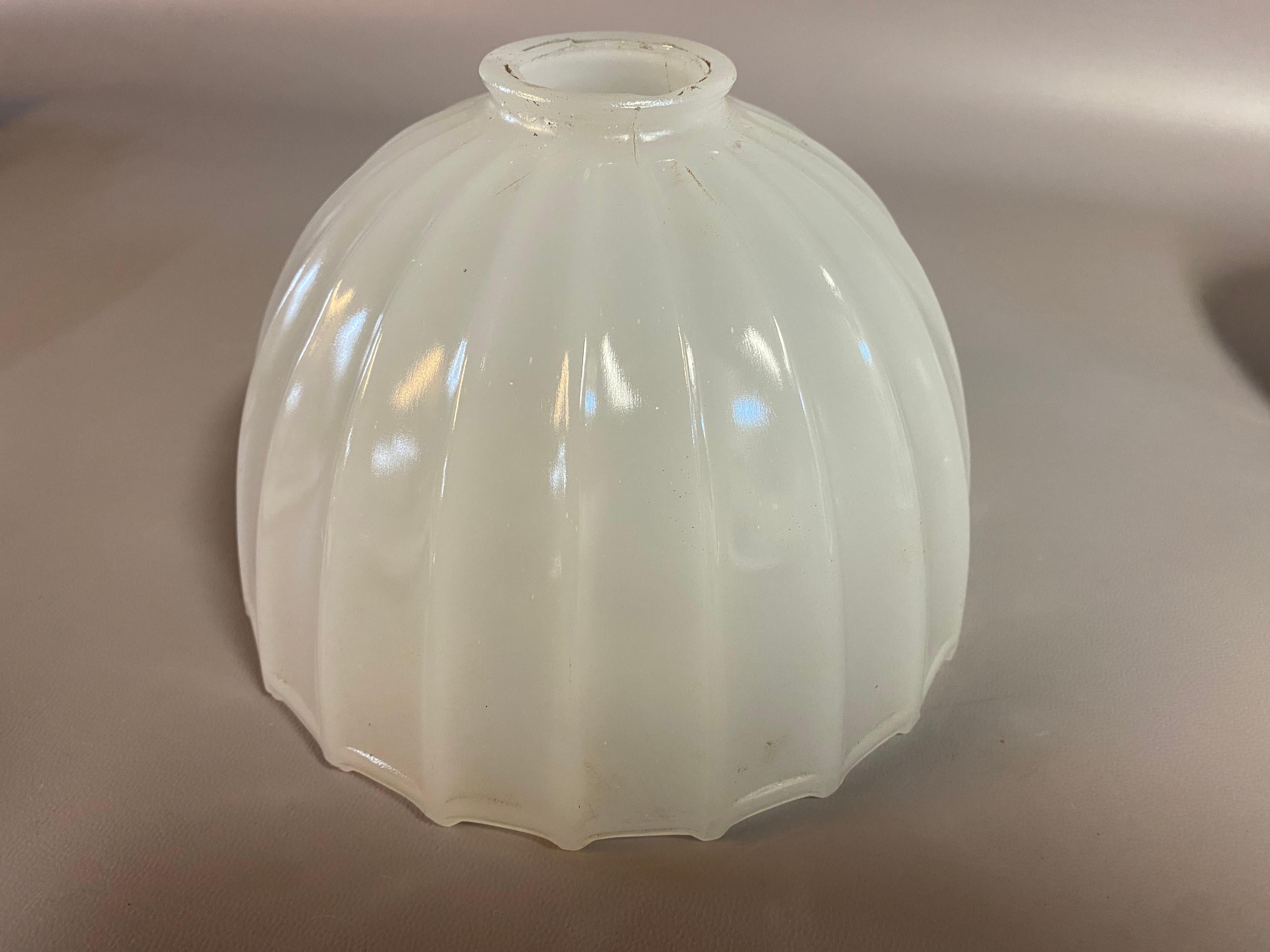 Paire d'abat-jour en verre camphré industriel à bord cannelé et festonné en vente 2