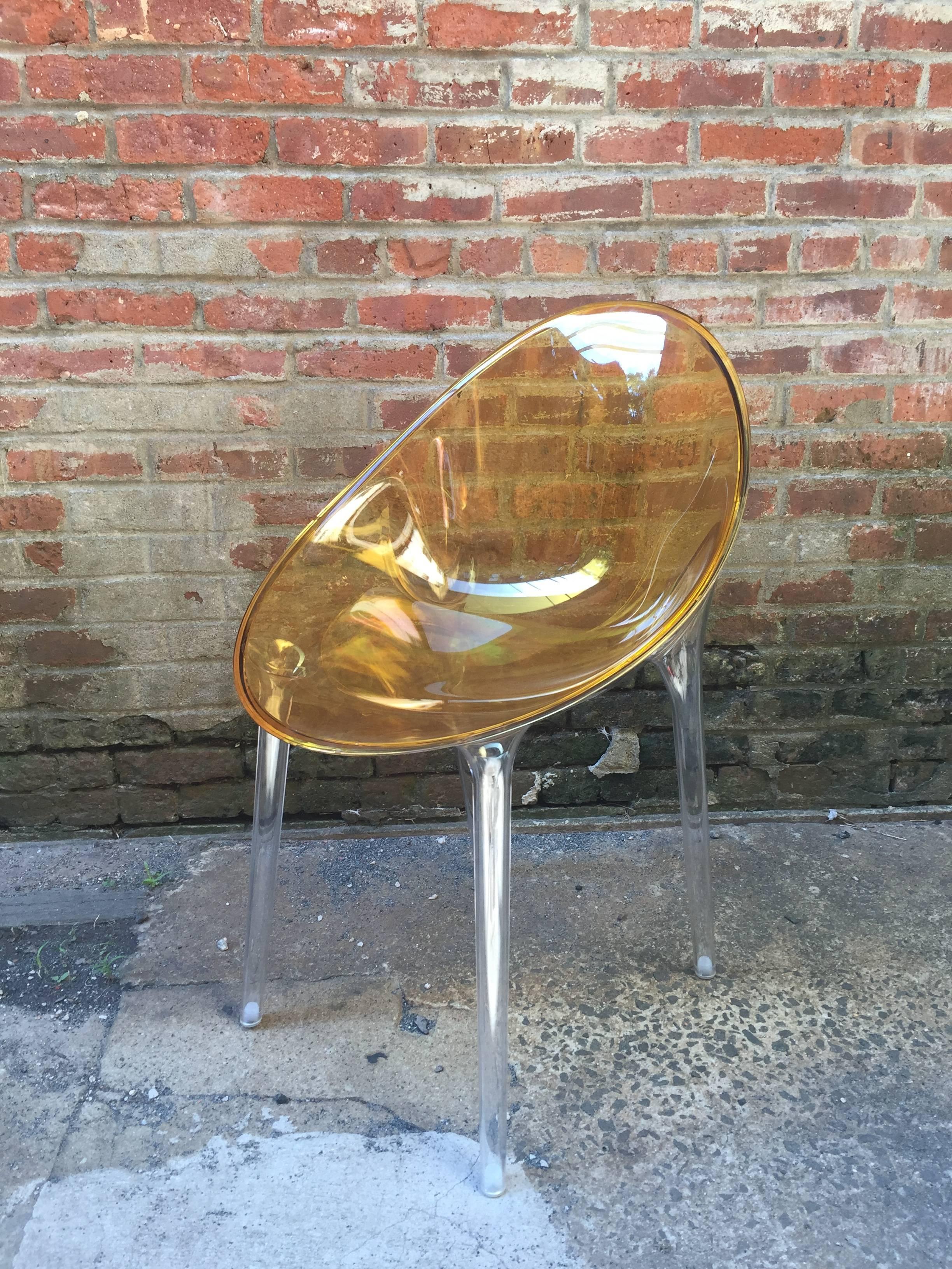Postmoderner Stuhl Mr. Impossible aus Spritzgusskunststoff in transparentem Ocker von Philippe Starck für Kartell, Italien. Ausgezeichneter, ursprünglicher Zustand. Unterzeichnet auf dem Bein.