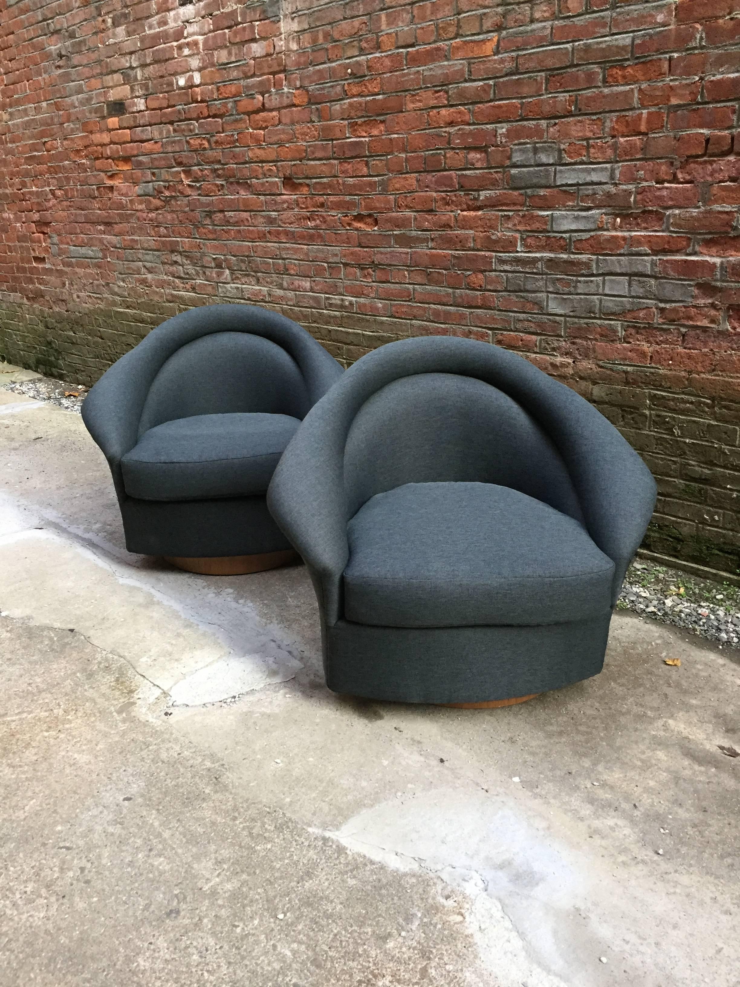 Veneer Pair of Milo Baughman Swivel Lounge Chairs