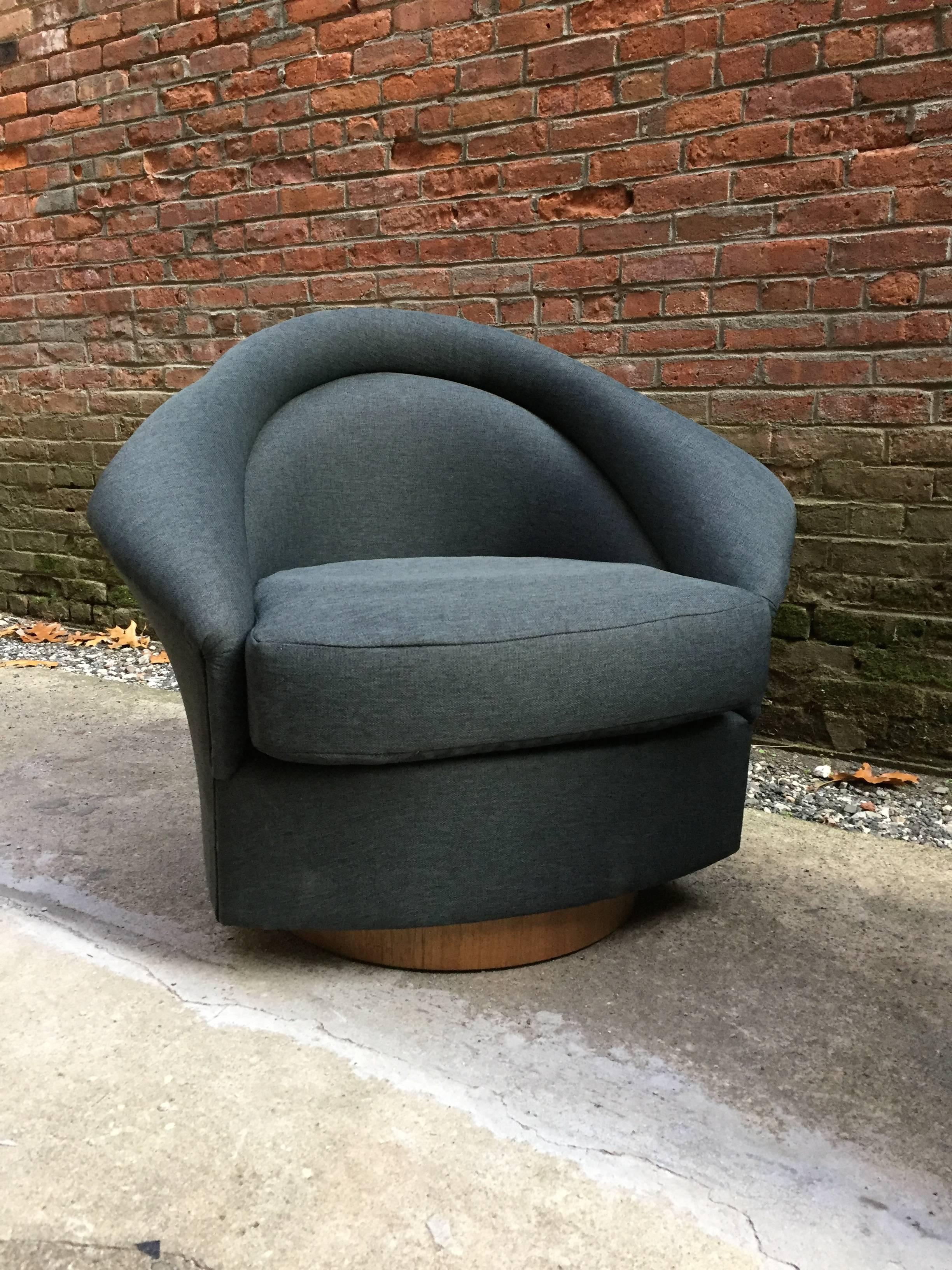 Pair of Milo Baughman Swivel Lounge Chairs In Excellent Condition In Garnerville, NY
