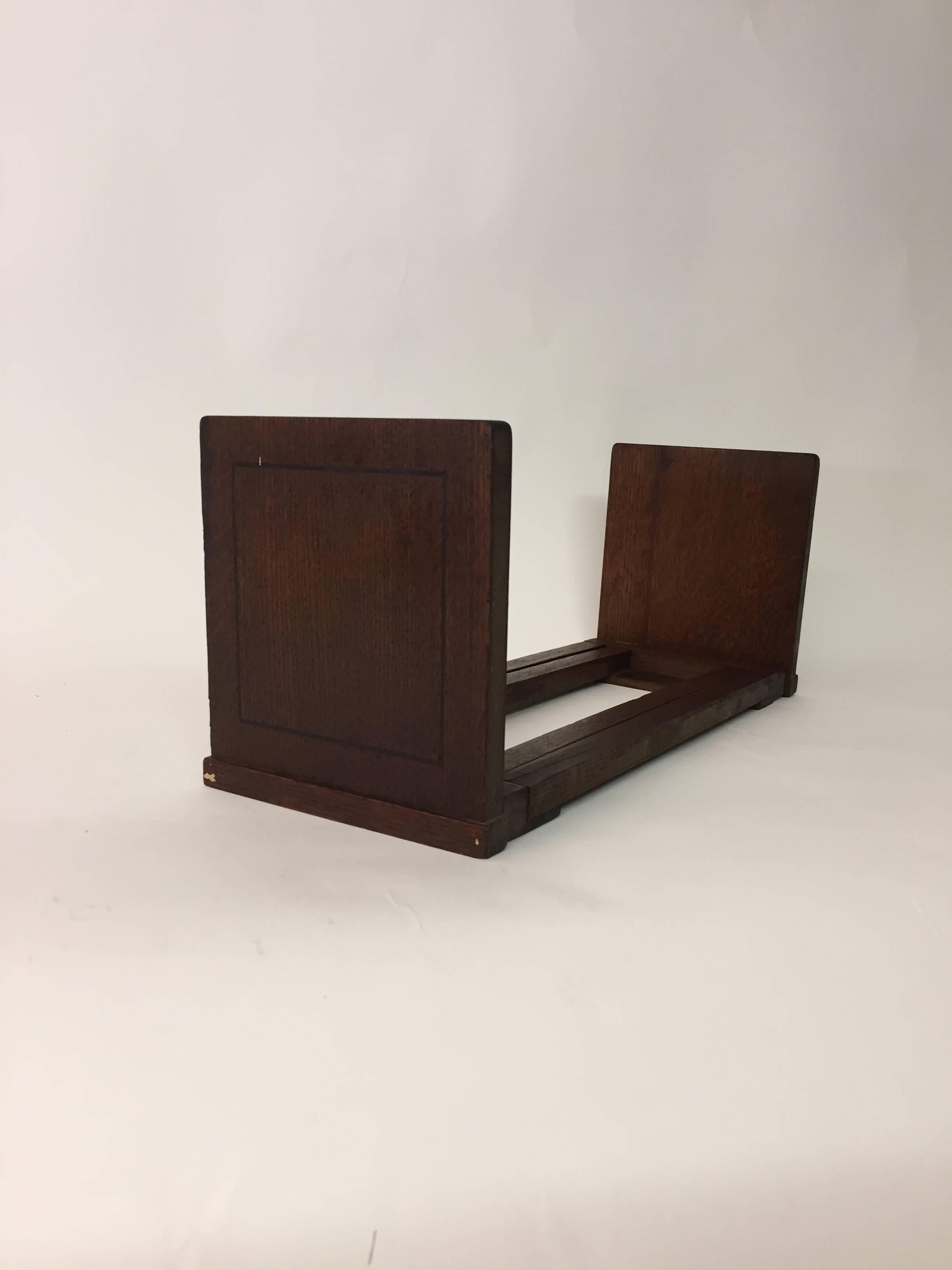 Portable Arts & Crafts book stand that expands and contracts. Ebony string inlay detail on each oak panel. Great original dark patina. Its expanded opening is 27.5