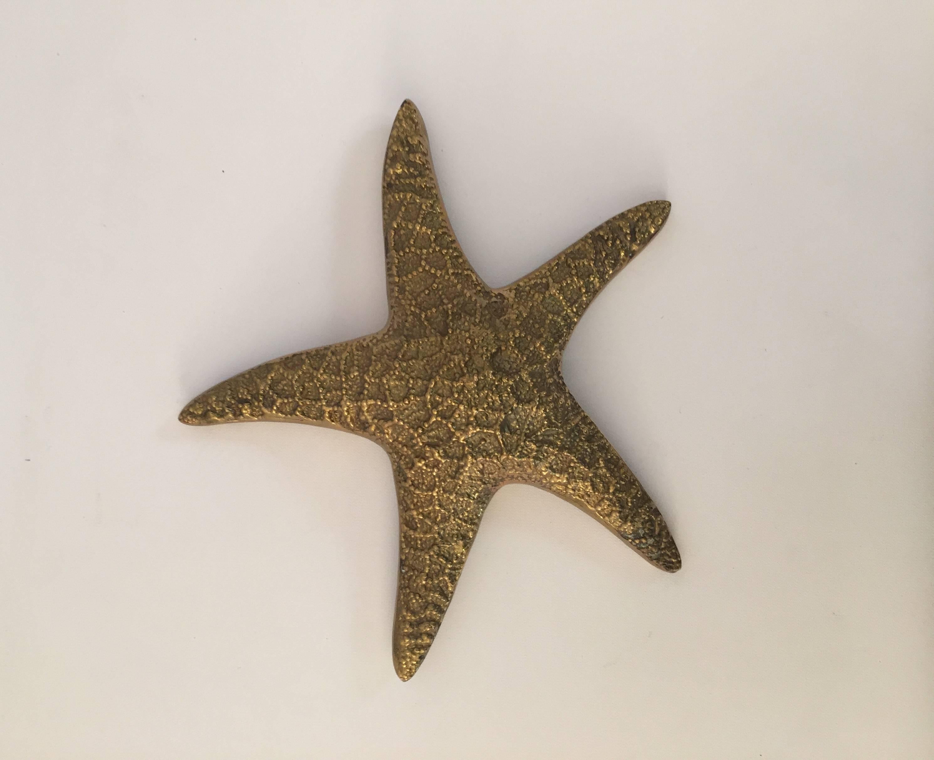 The casting and detail of this metal starfish is amazing, not just on the front, but the back, too. Brass electroplate finish over cast white metal or spelter. Unsigned. Can either compliment a tabletop or be hung on a wall.

10.25