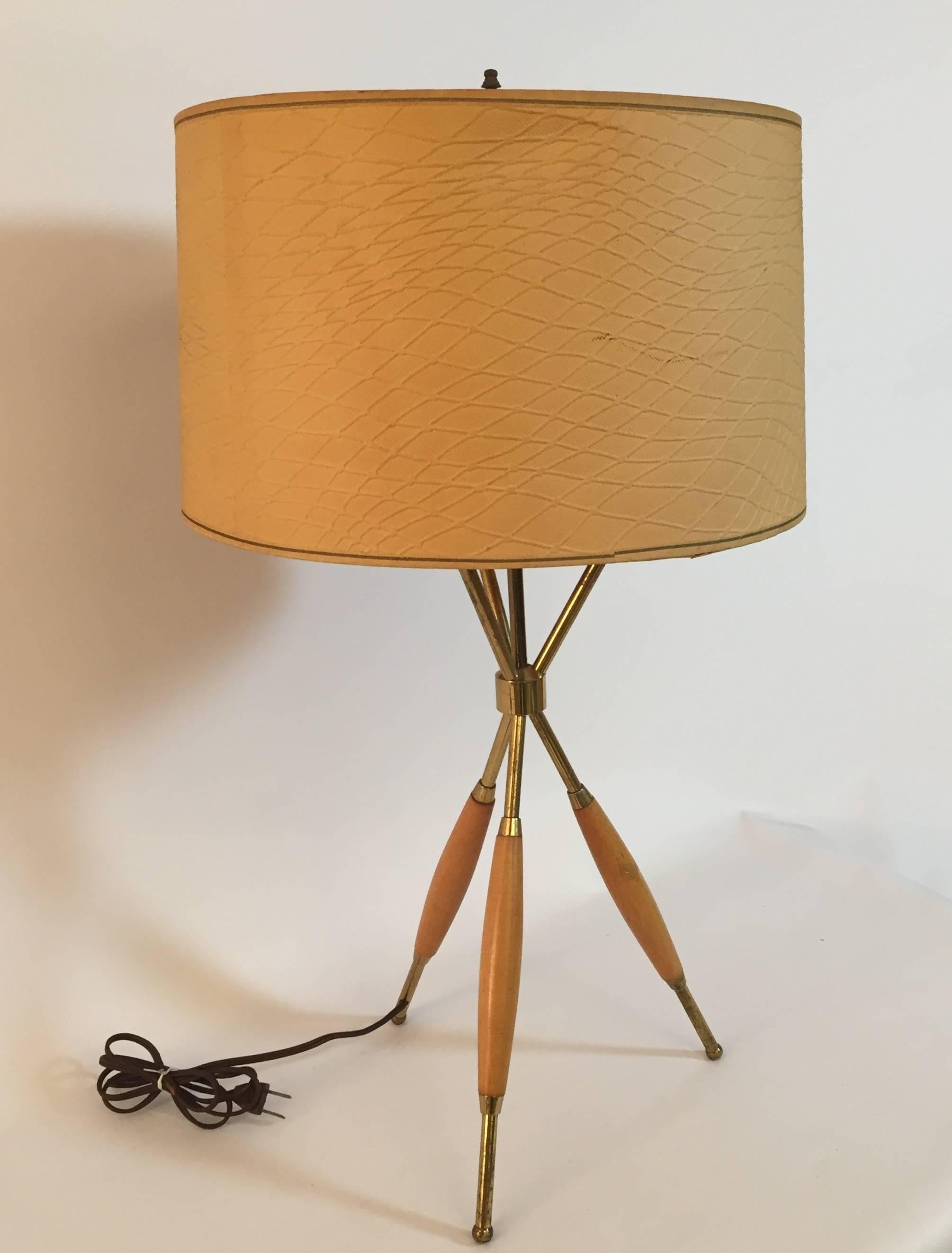Nice early Thurston design for Lightolier. Single bulb with brass plated feet and stems with wood accents. Shade for photographic purposes only and is not included.

Measures 25.5