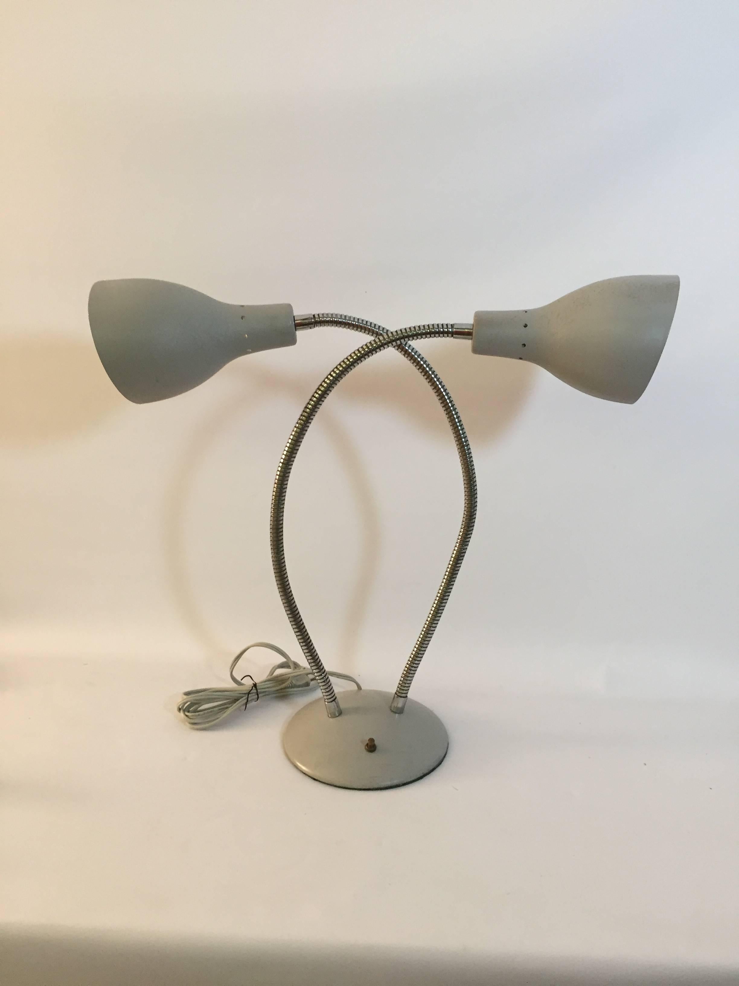 Lampe de bureau à double col de cygne, circa 1960. Nouvellement reconnecté et re-fabriqué. 

Les abat-jour mesurent 7,75