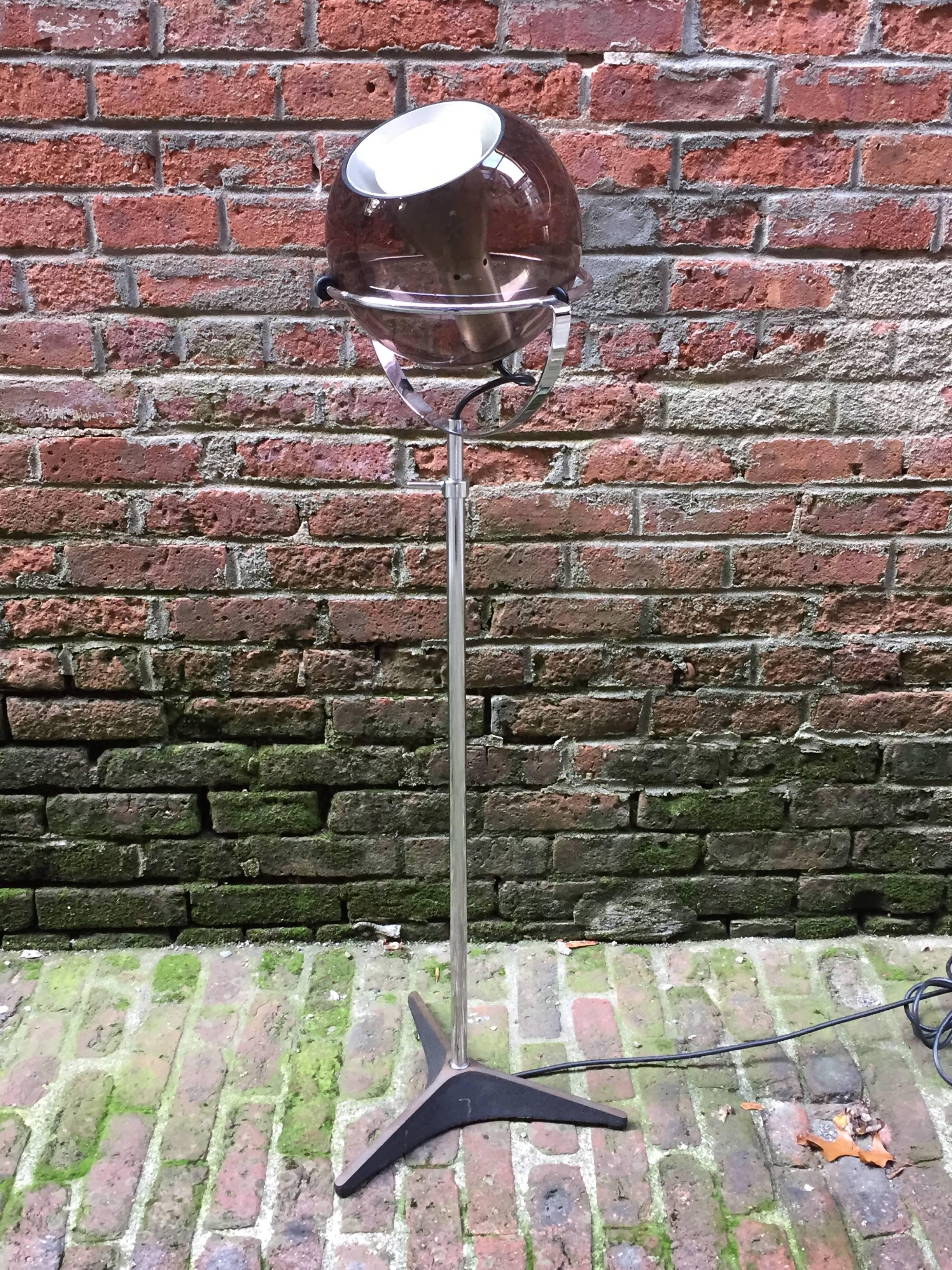 Designed by Frank Ligtelijn for RAAK, Netherlands, circa 1970. Beautiful in its simplicity. Fully adjustable height along with the globe. Made of chrome-plated steel, aluminum with a smoked glass globe. Very good, original condition.

The base