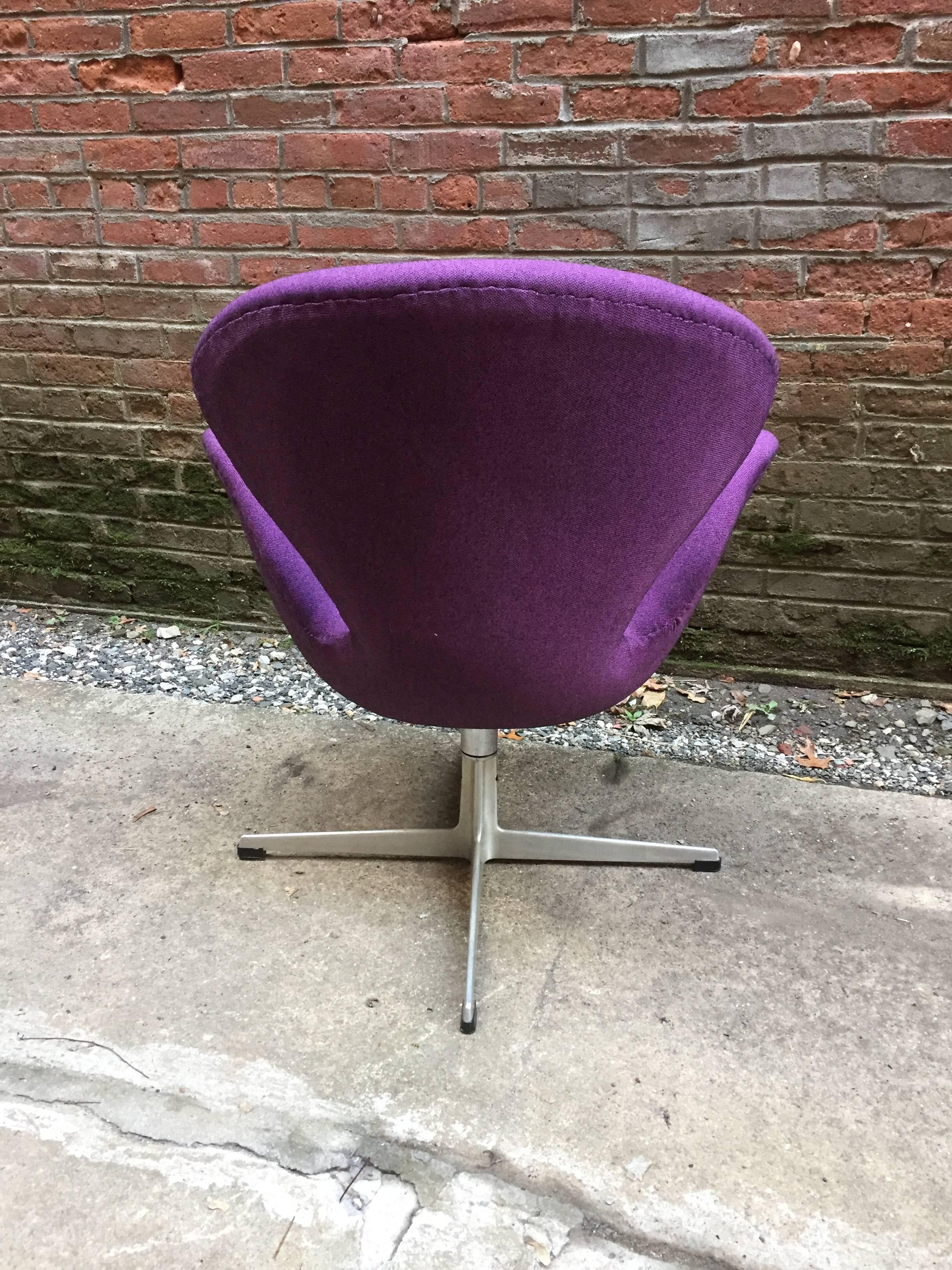 Danish Early Arne Jacobsen 3320 Swan Chair