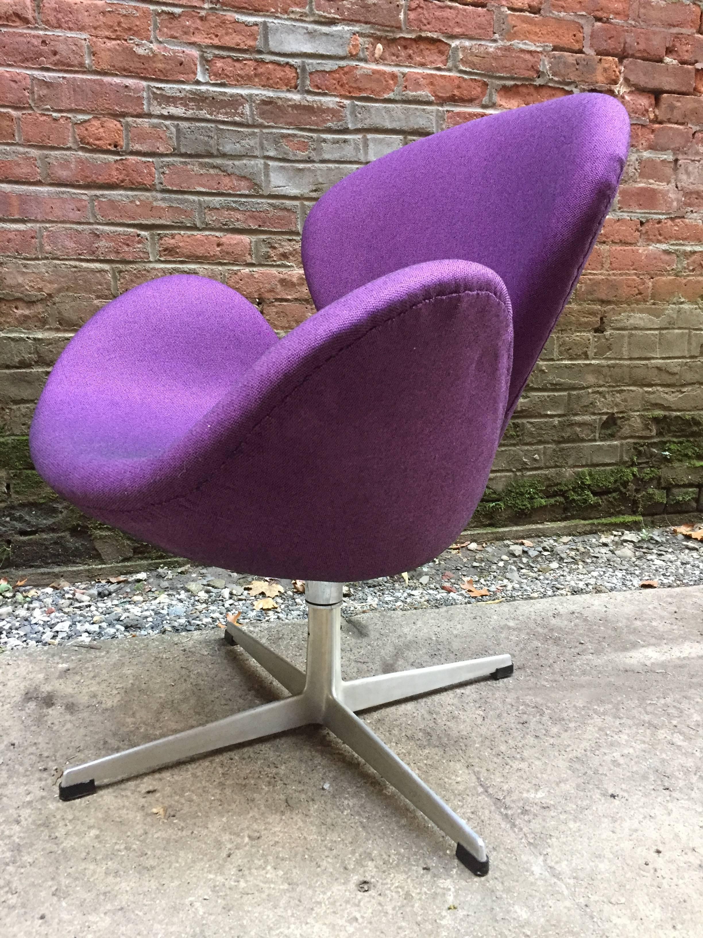 Early Arne Jacobsen 3320 Swan Chair In Good Condition In Garnerville, NY