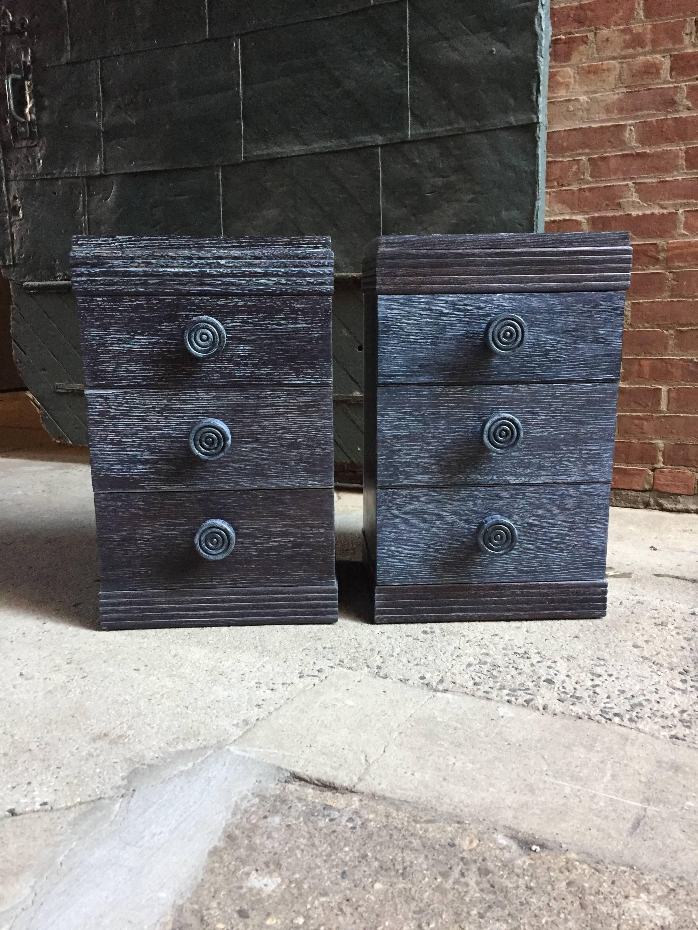 Black finish with an eye popping filled white grain. Beautiful pair of cerused oak three-drawer end tables by Red Lion. 

Measures: 13.25