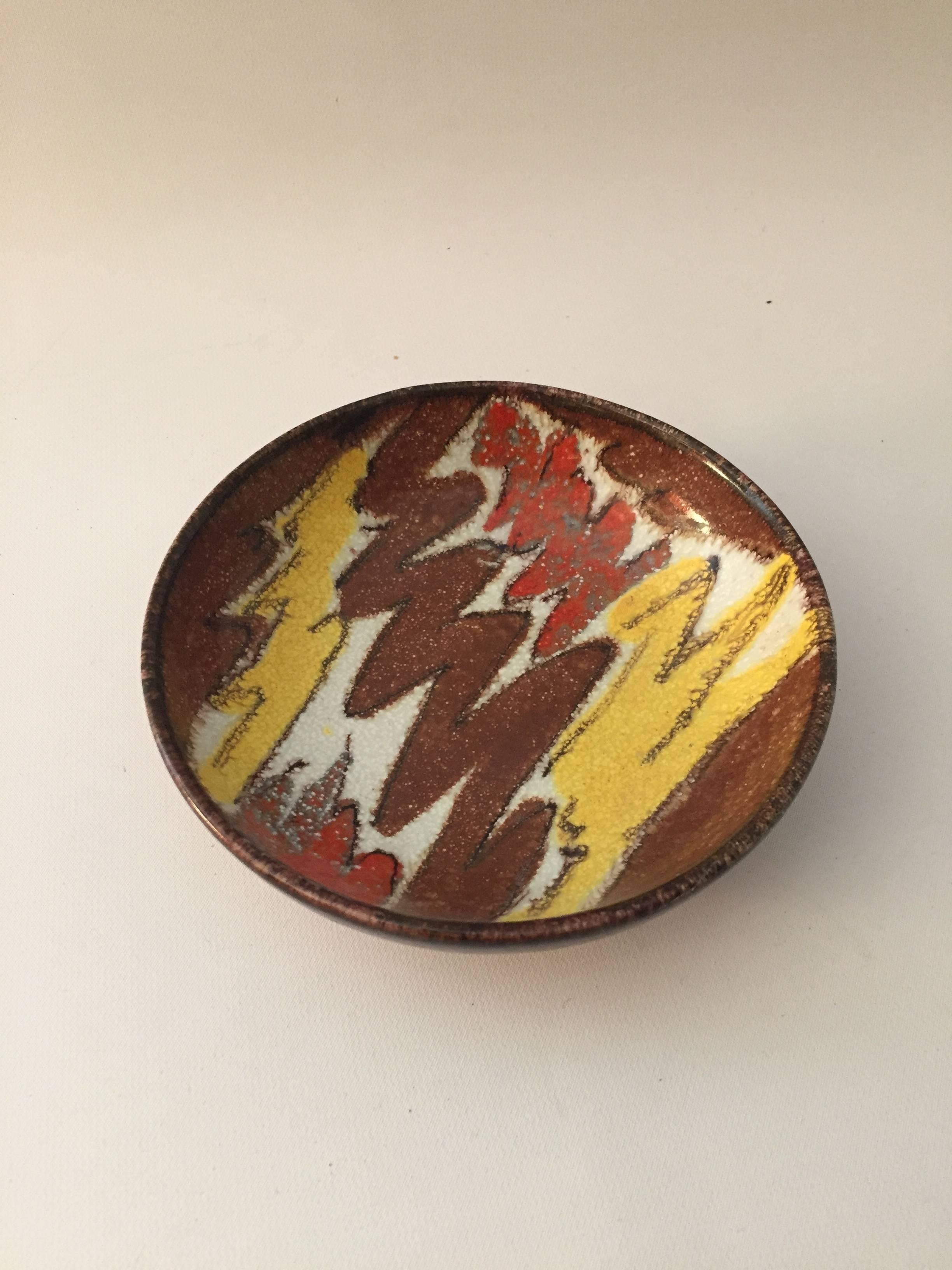 Autumnal glazes decorate the interior of this beautiful bowl designed by Aldo Londi. Aubergine glaze decorates the exterior. Circa 1950-1960. Signed on the bottom, ZItaly. Excellent, original condition; no chips, crazing, hairlines or