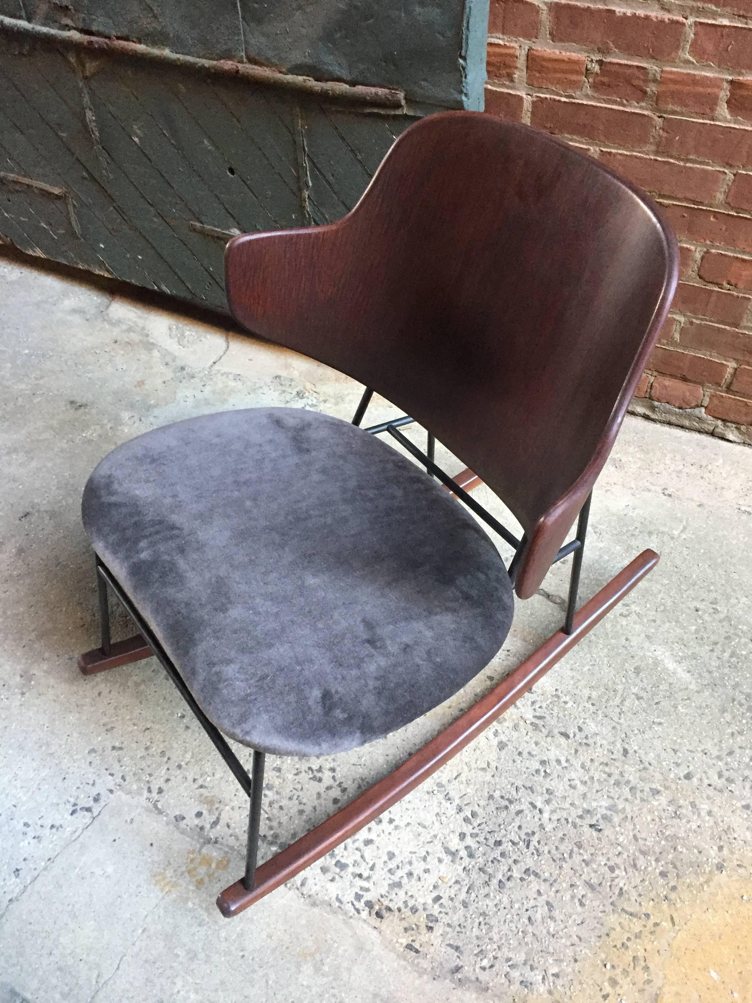 Ib Kofod-Larsen Penguin Rocking Chair In Good Condition In Garnerville, NY