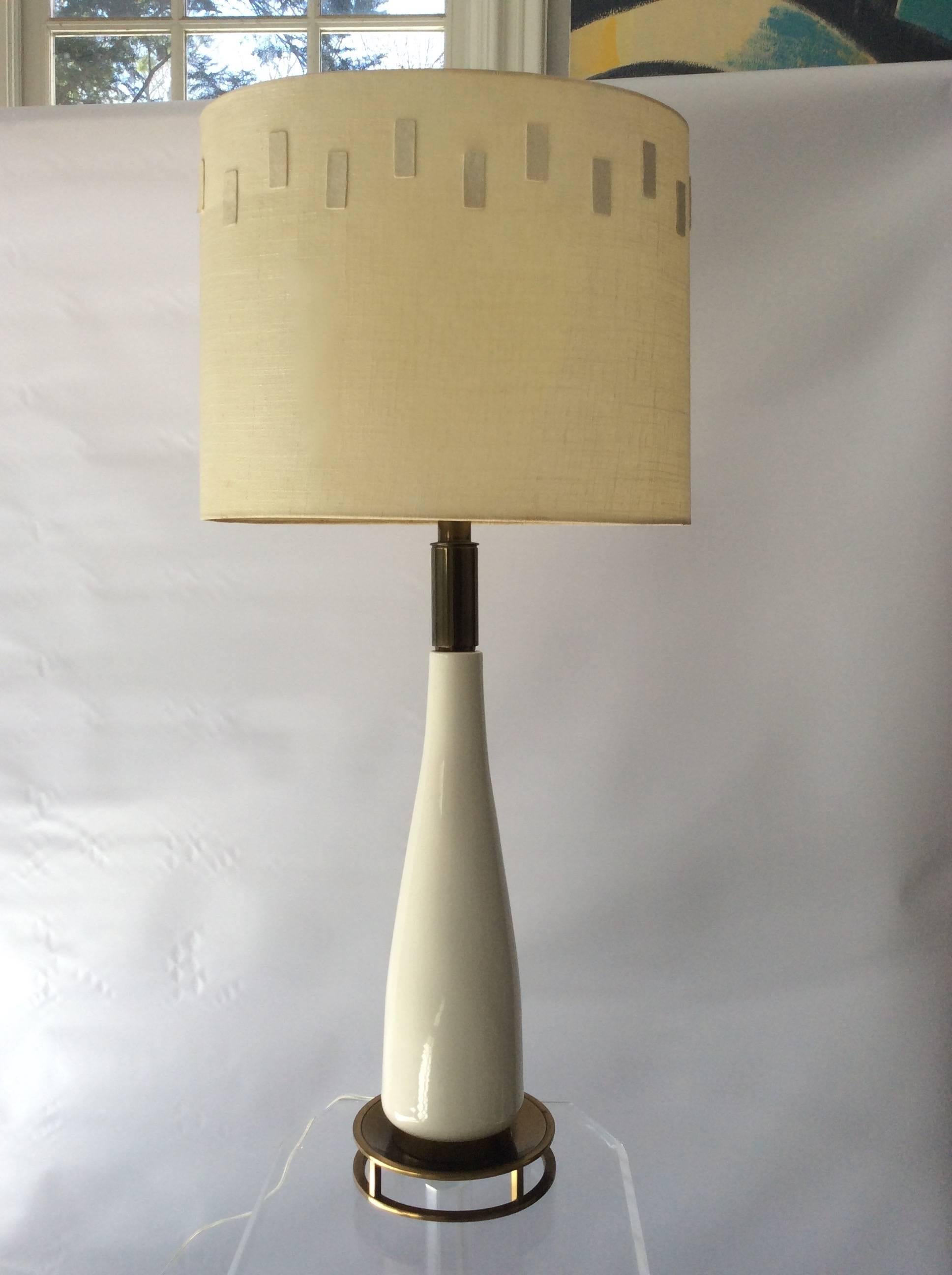 Large-scale Mid-Century table lamp by Stiffel Lighting, 1960s, unsigned. Glamorous white glazed ceramic body, with beautifully patinated brass neck, and open fretwork base. Newly rewired, shade not included. Excellent condition.
