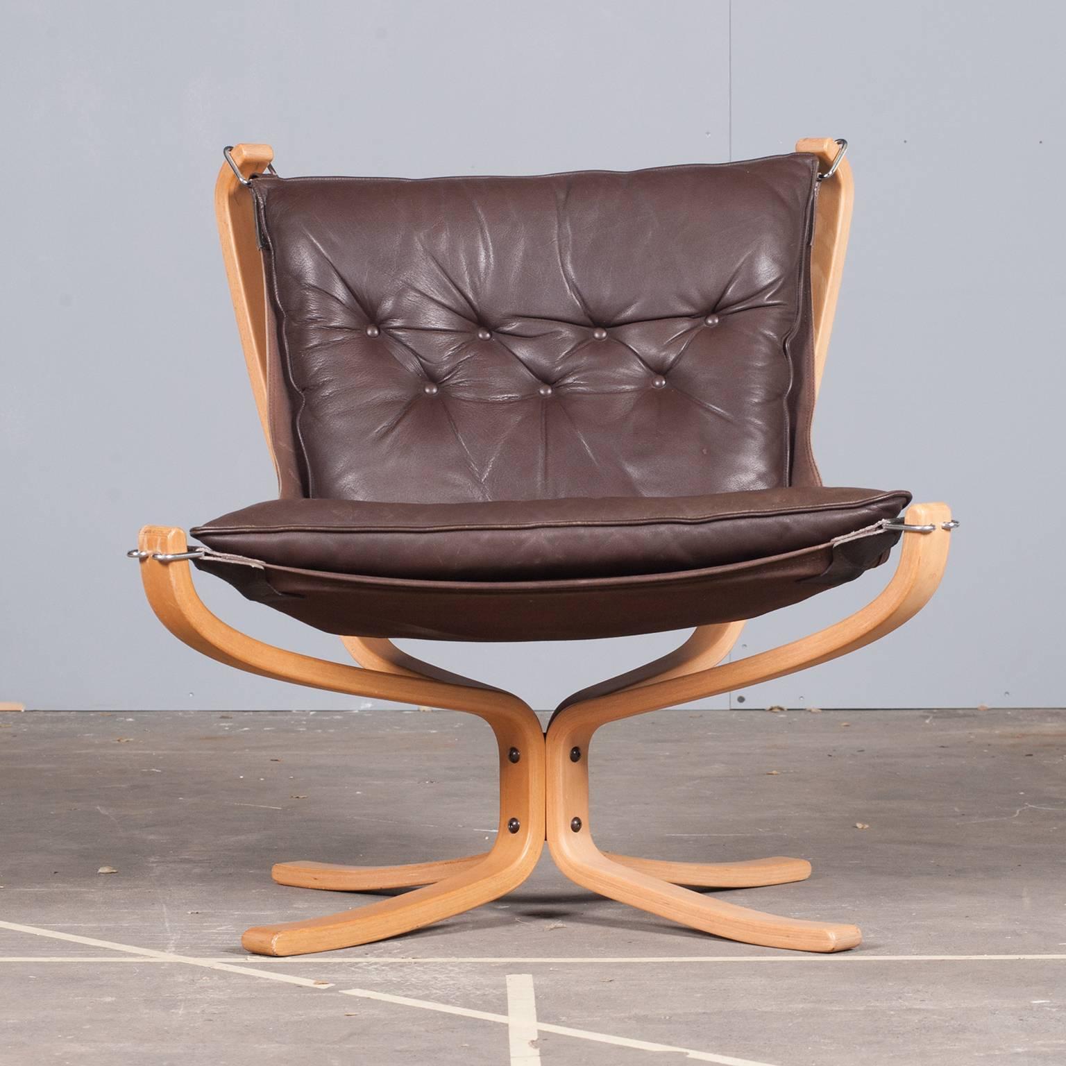 The Low Back Falcon Chair is an iconic Norwegian design piece. Originally designed in 1971 by Sigurd Ressel and manufactured by Vatne Mobler Norway. With a light-weight appearance, hammock style seat, vintage leather cushioning and sturdy contrast
