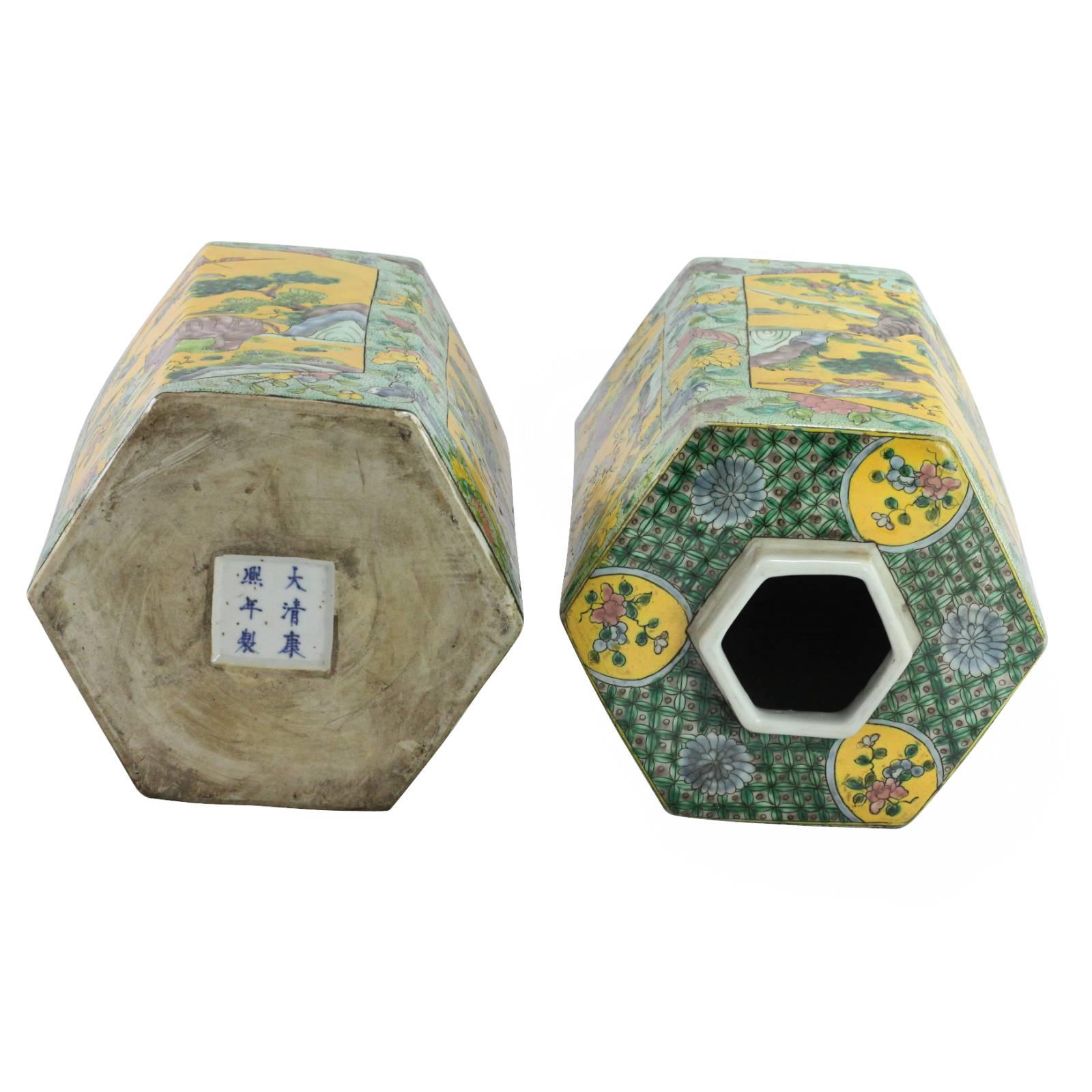 Pair of 20th Century Chinese Kangxi Style Hexagonal Shaped Lidded Jars For Sale 1