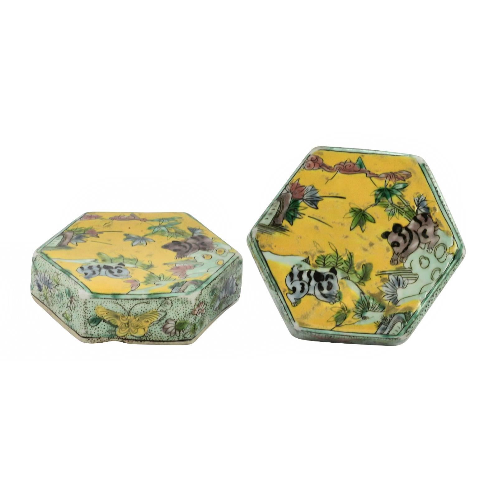 Pair of 20th Century Chinese Kangxi Style Hexagonal Shaped Lidded Jars For Sale 3
