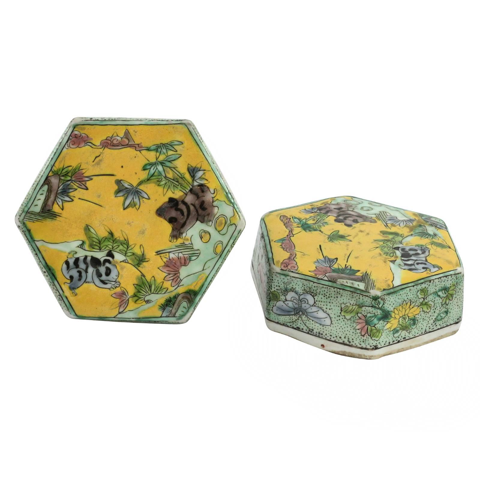 Pair of 20th Century Chinese Kangxi Style Hexagonal Shaped Lidded Jars For Sale 4