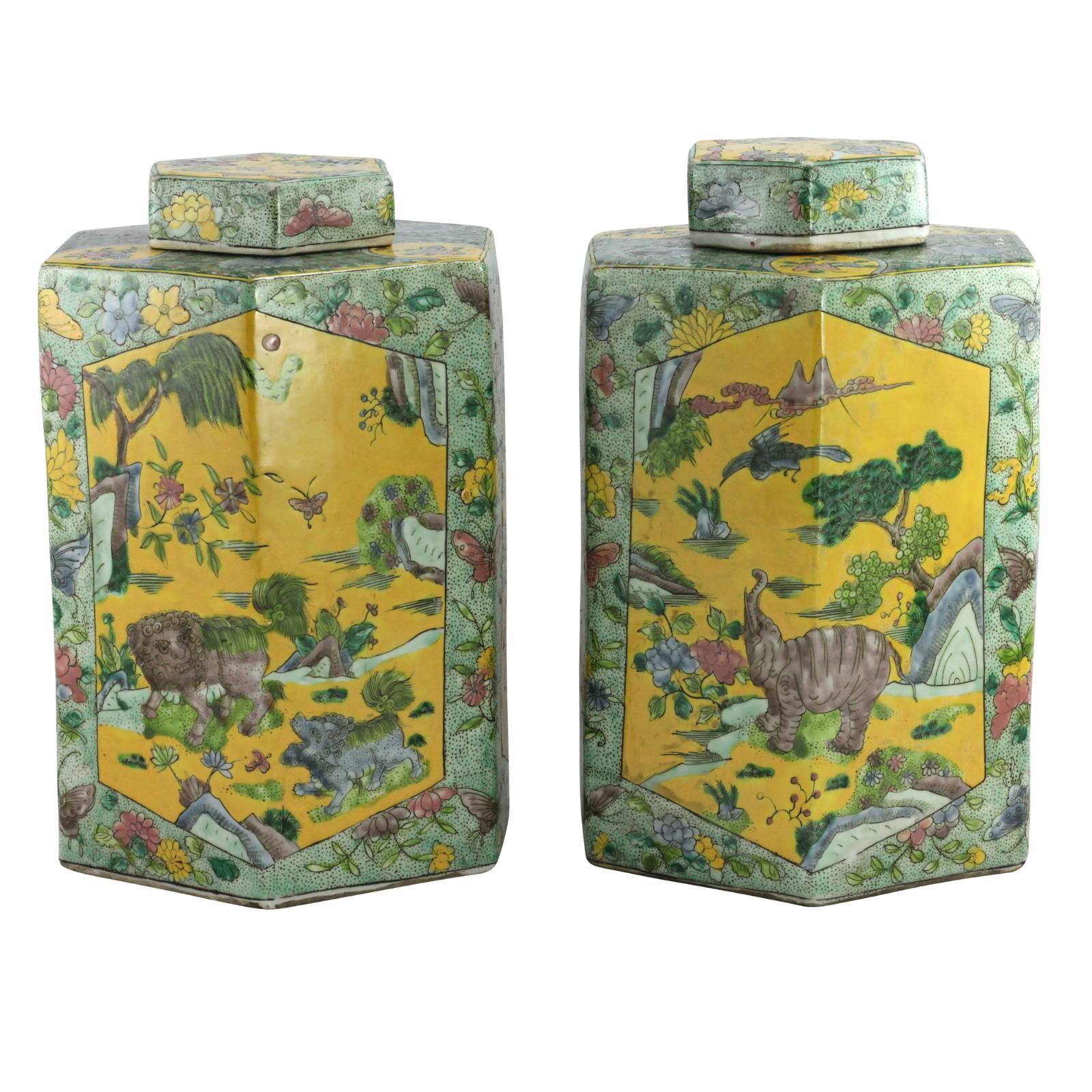 Pair of 20th Century Chinese Kangxi Style Hexagonal Shaped Lidded Jars In Good Condition For Sale In Brisbane, Queensland