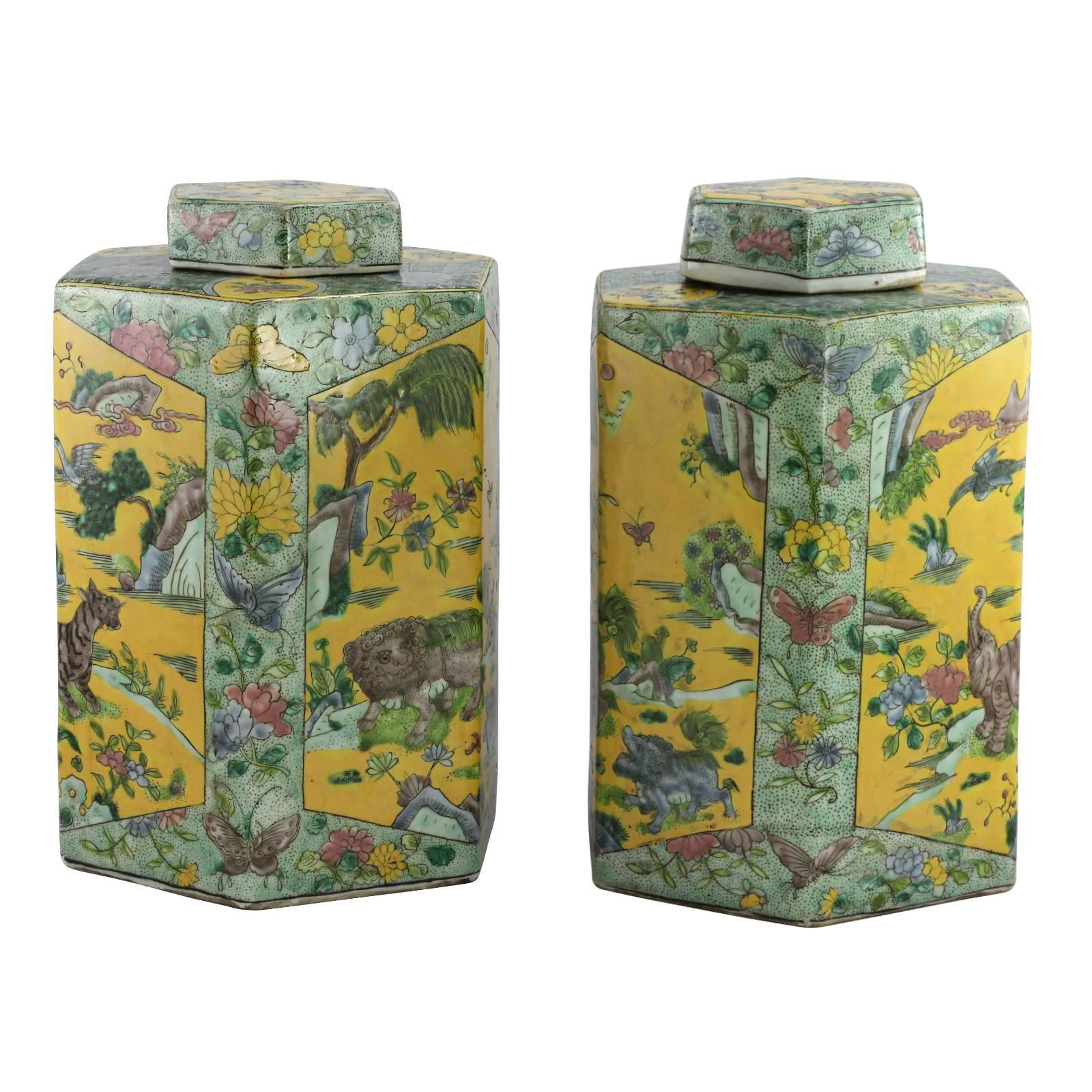 Enameled Pair of 20th Century Chinese Kangxi Style Hexagonal Shaped Lidded Jars For Sale