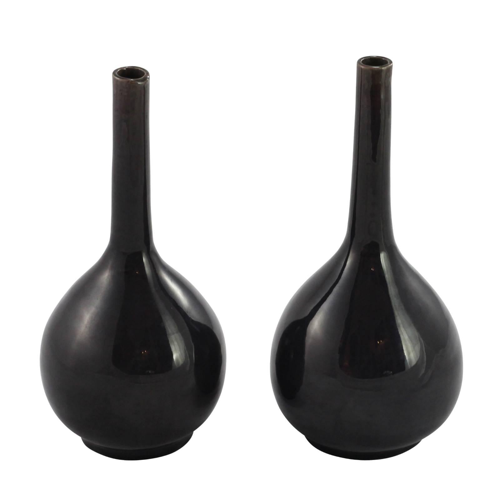 Qing Pair of 18th Century Qianlong Aubergine Bottle Vases For Sale