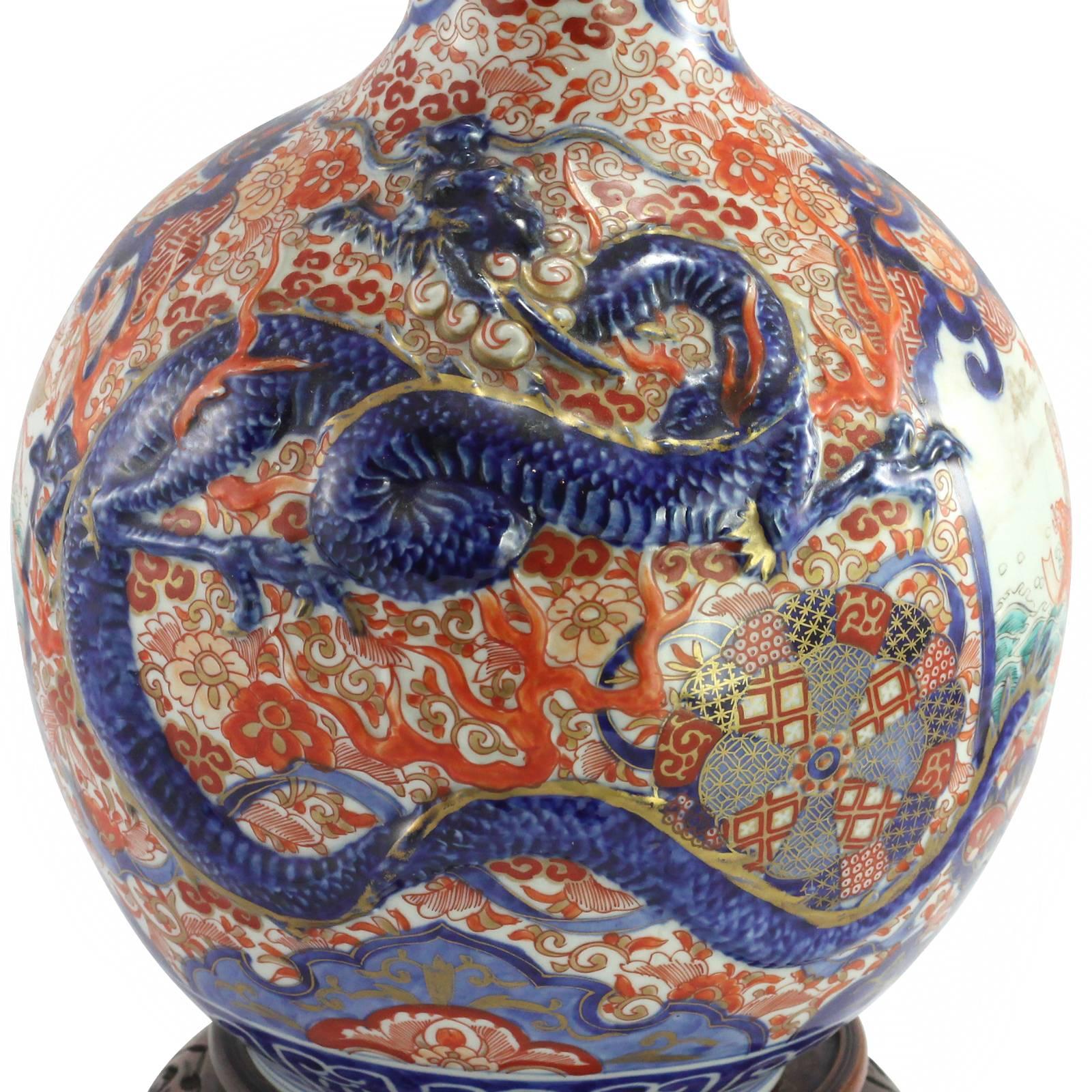 Early 20th Century Meiji Era Imari Porcelain Bottle Vase In Fair Condition In Brisbane, Queensland