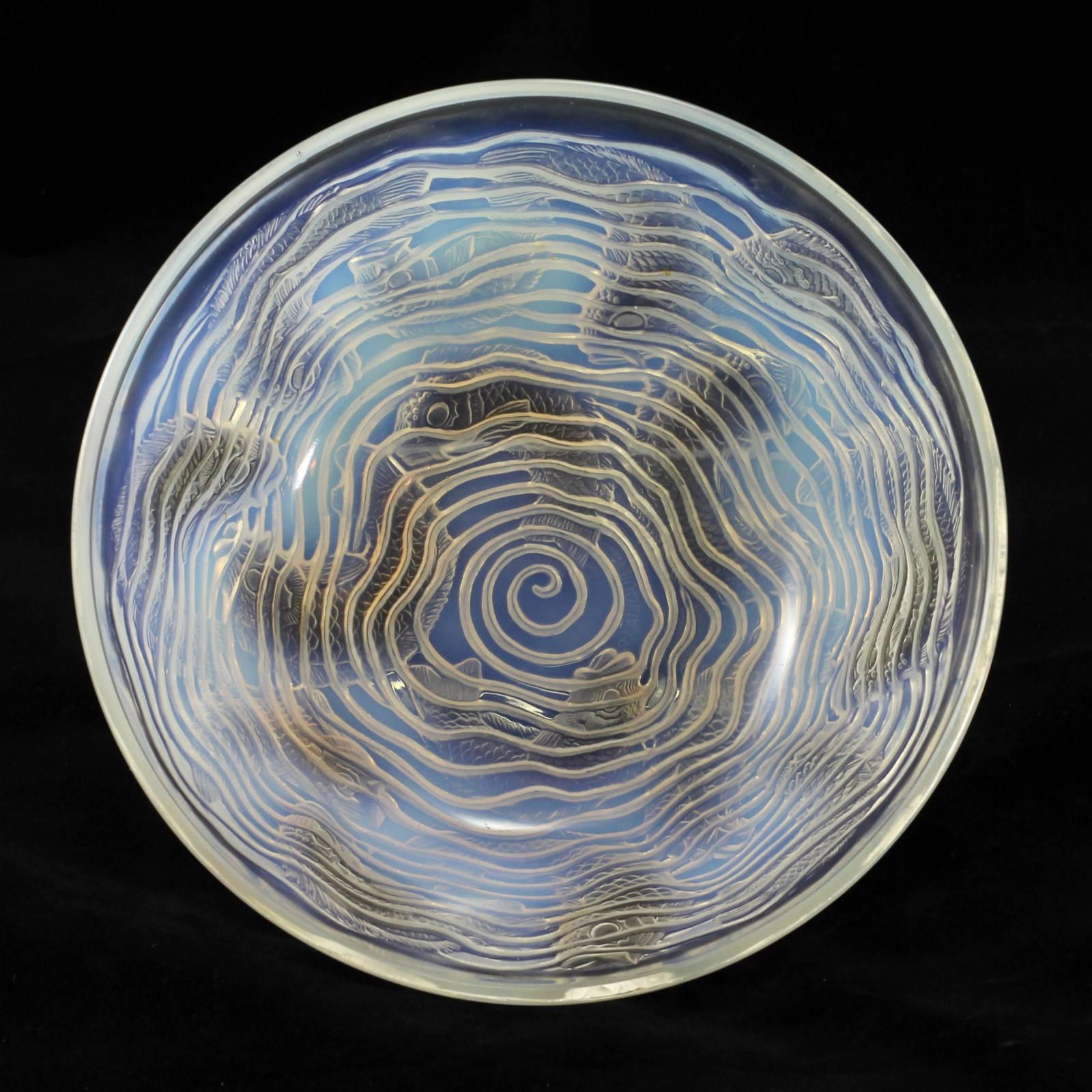 French Early 20th Century Art Deco Opalescent Glass 'Dauphin' Bowl by René Lalique For Sale