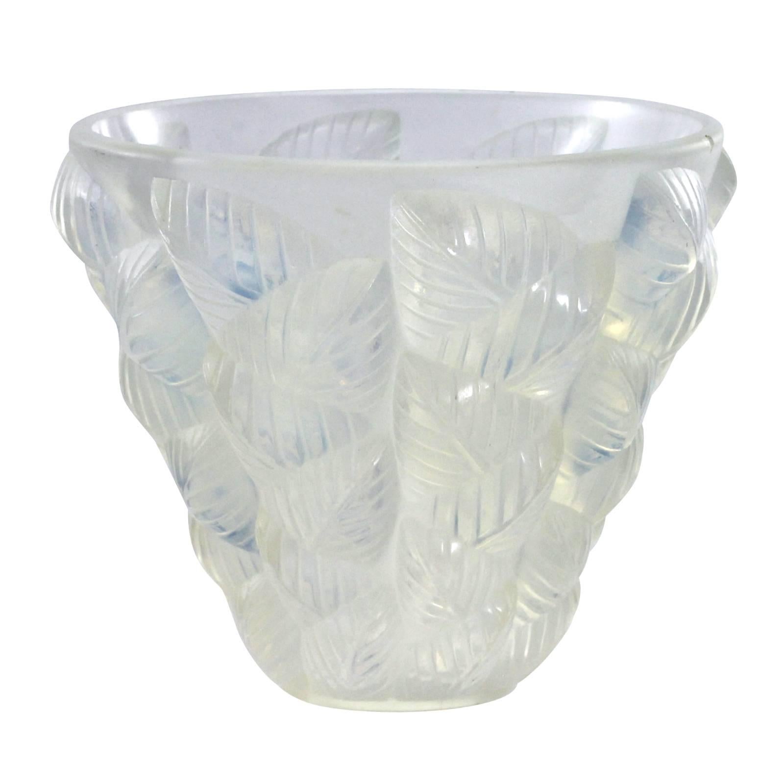 Early 20th Century Art Deco 'Moissac' Opalescent Glass Vase by René Lalique In Excellent Condition For Sale In Brisbane, Queensland