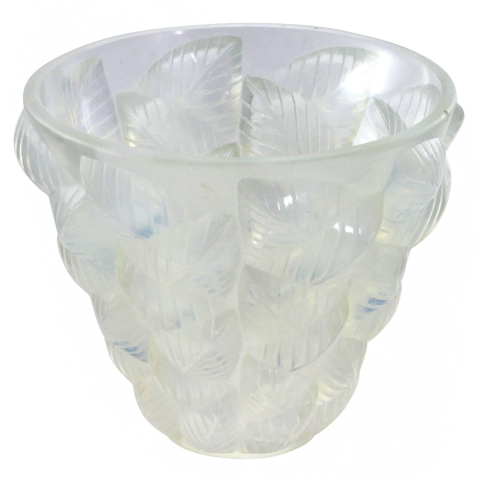 Early 20th Century Art Deco 'Moissac' Opalescent Glass Vase by René Lalique For Sale 1