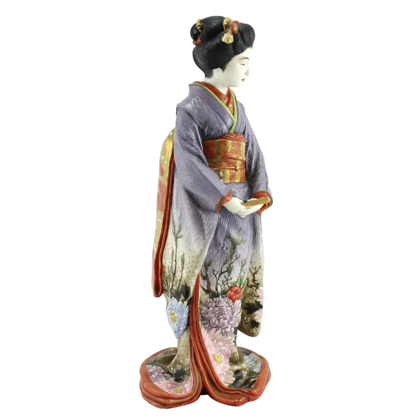 Important Hand-Painted Japanese Meiji Porcelain Geisha by Kinkozan Sobei In Excellent Condition For Sale In Brisbane, Queensland
