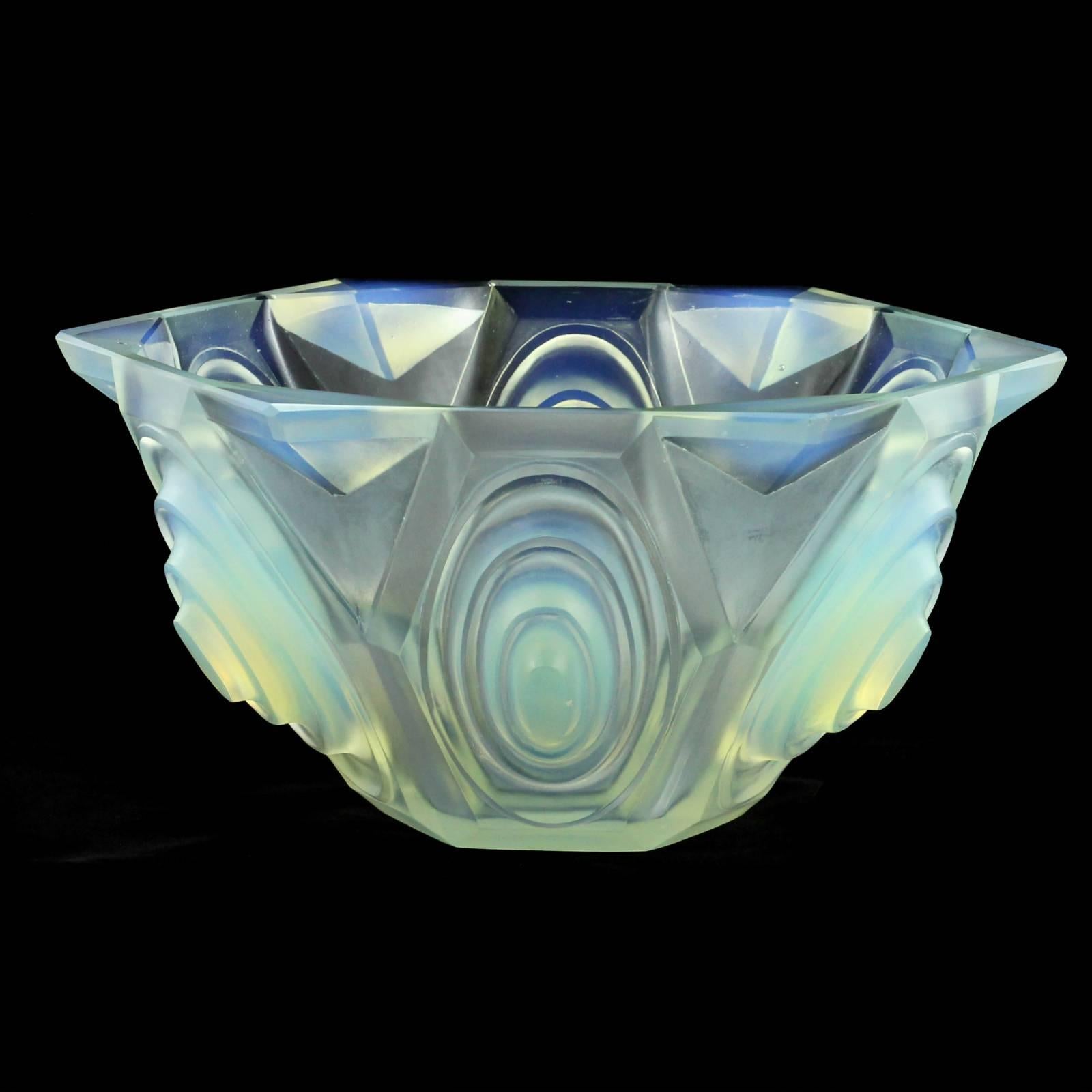 Large 20th Century Art Deco French Opalescent Glass Bowl by Sabino In Excellent Condition In Brisbane, Queensland