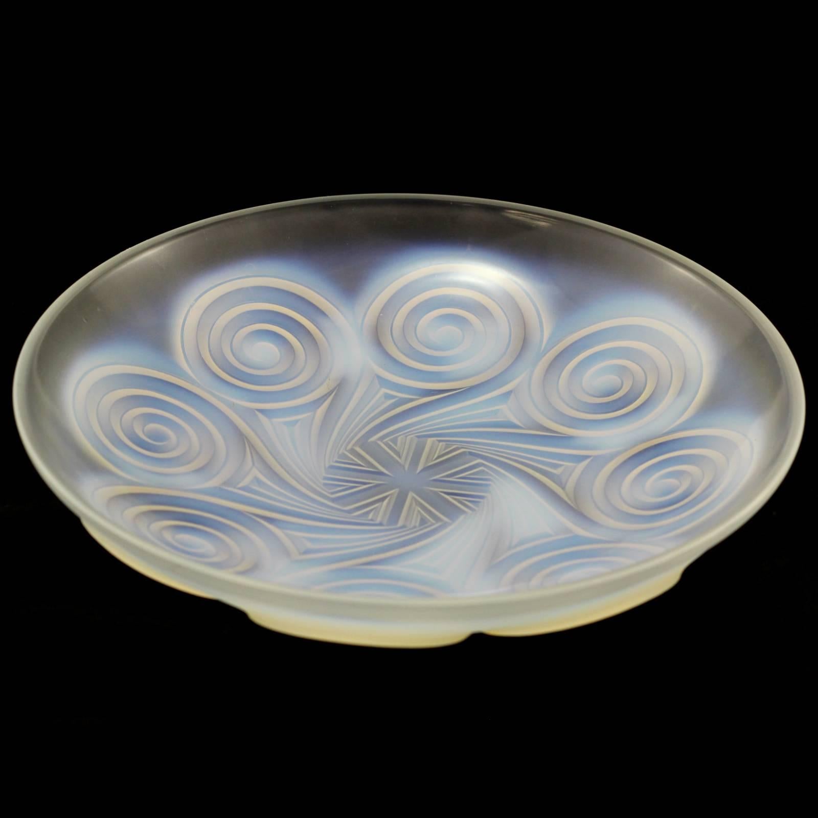 French Large 20th Century Art Deco Opalescent Glass Bowl with Swirl Pattern by Etling For Sale