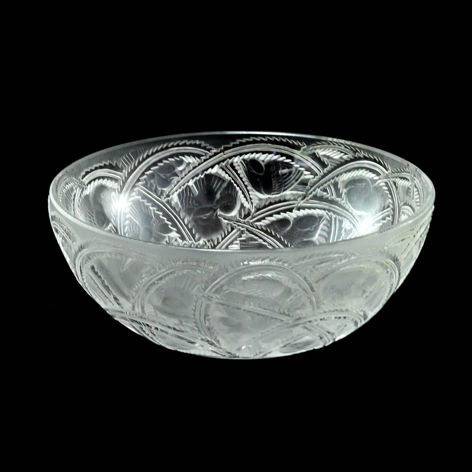 20th century cut crystal bowl in the 'Pinsons' pattern by Lalique. The piece is decorated with sparrows among foliage, and is stamped 'Lalique France'.