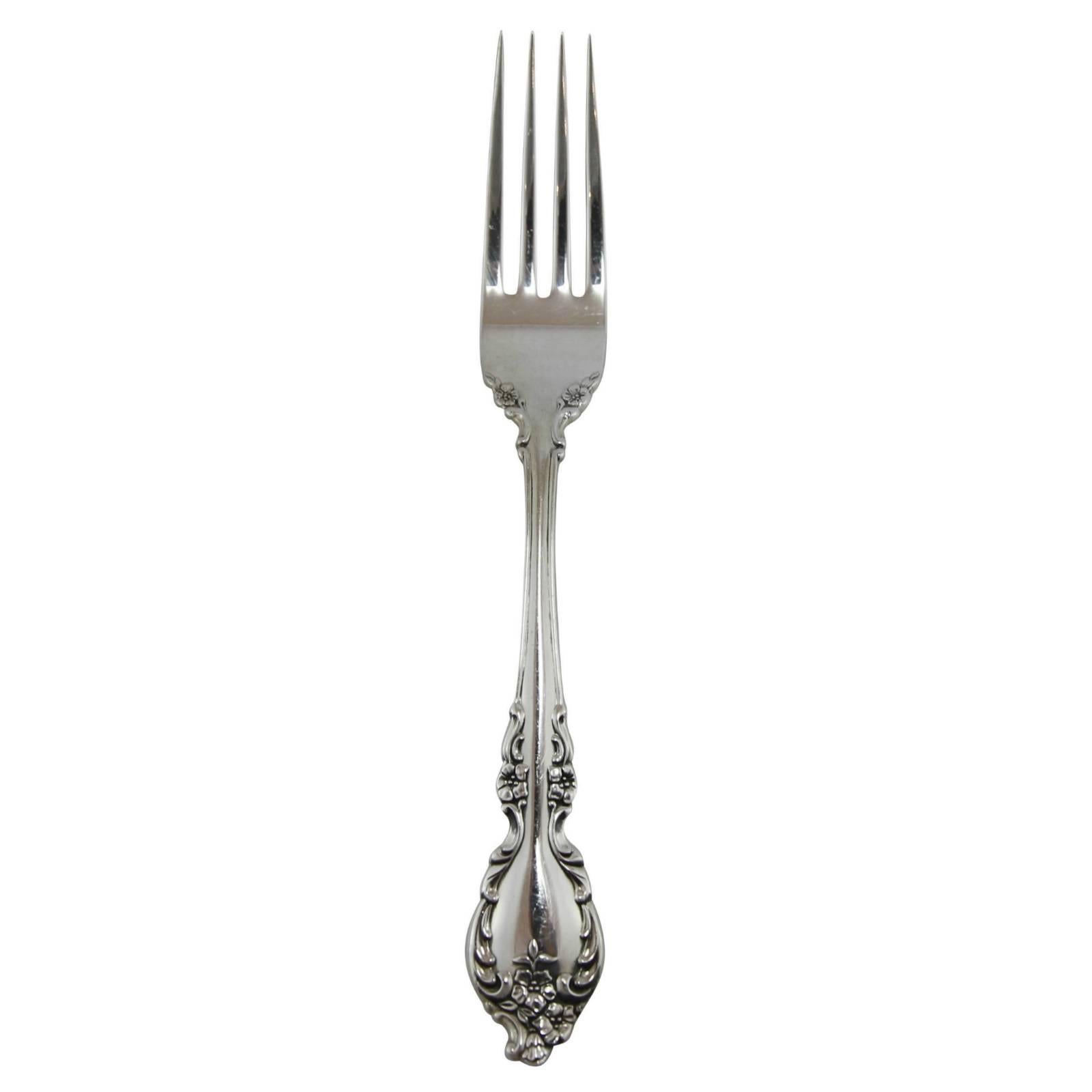Sterling silver flatware set by Oneida, in the ‘Botticelli’ pattern, as designed by Frank R. Perry. A relatively recent pattern by Oneida, Botticelli is a decorative pattern featuring flowers and swags, in a distinct European style. With a total of