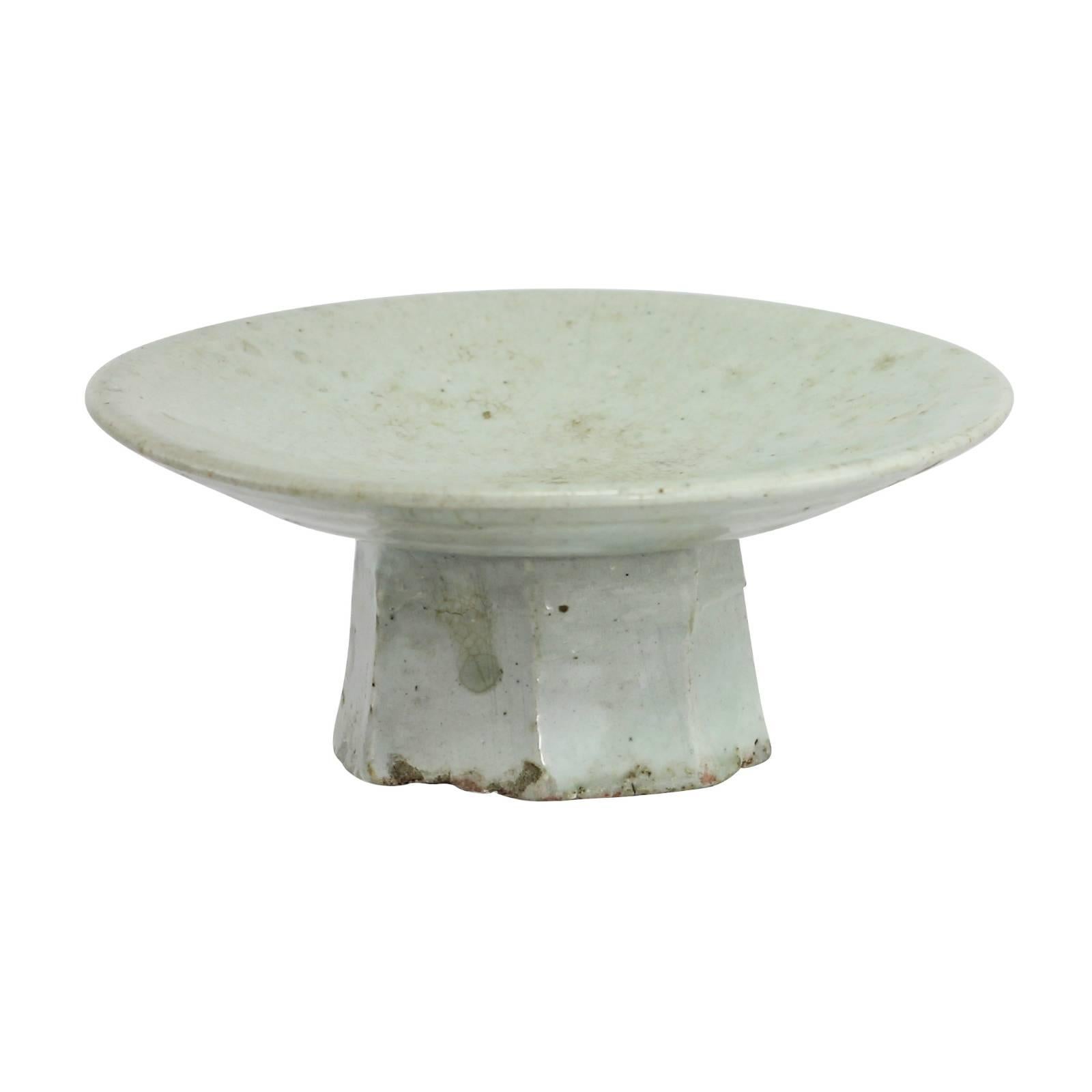 A Korean Joseon Dynasty octagonal footed dish with an off-white glaze. It is believed that this piece would have been produced for domestic use.