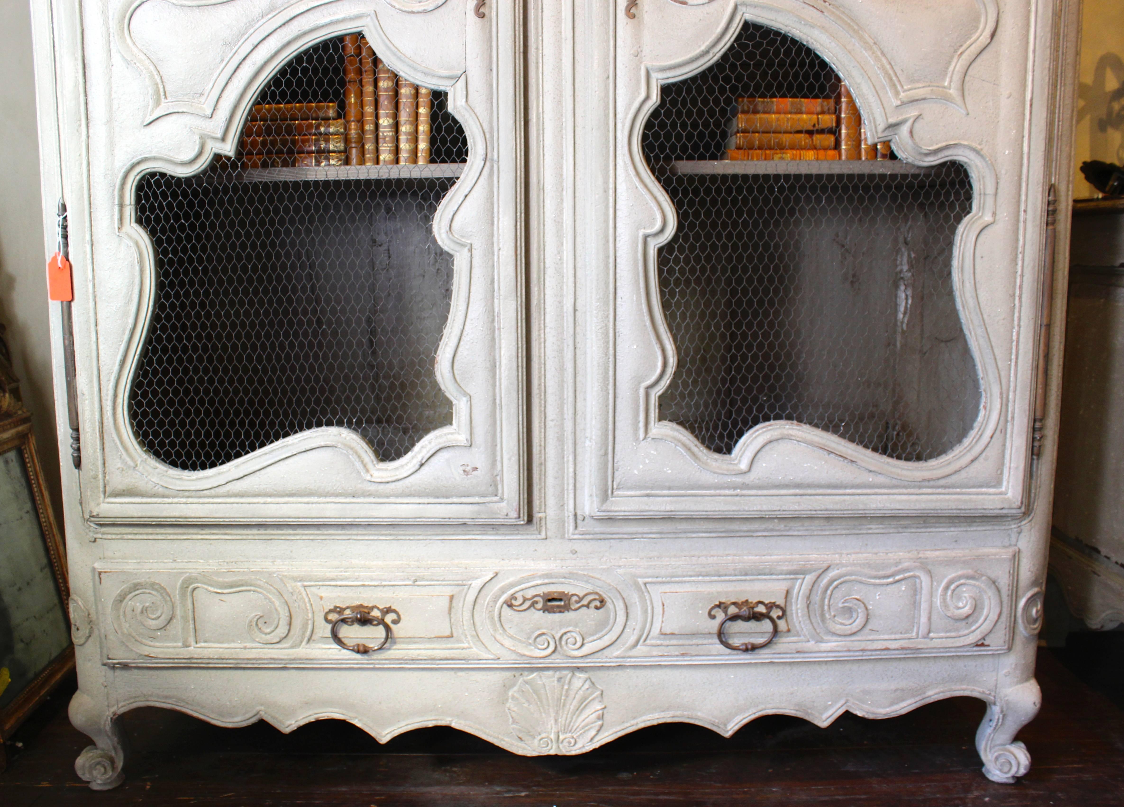 Carved Antique French, circa Early 18th Period Regence, Louis XV Walnut Bibliothèque