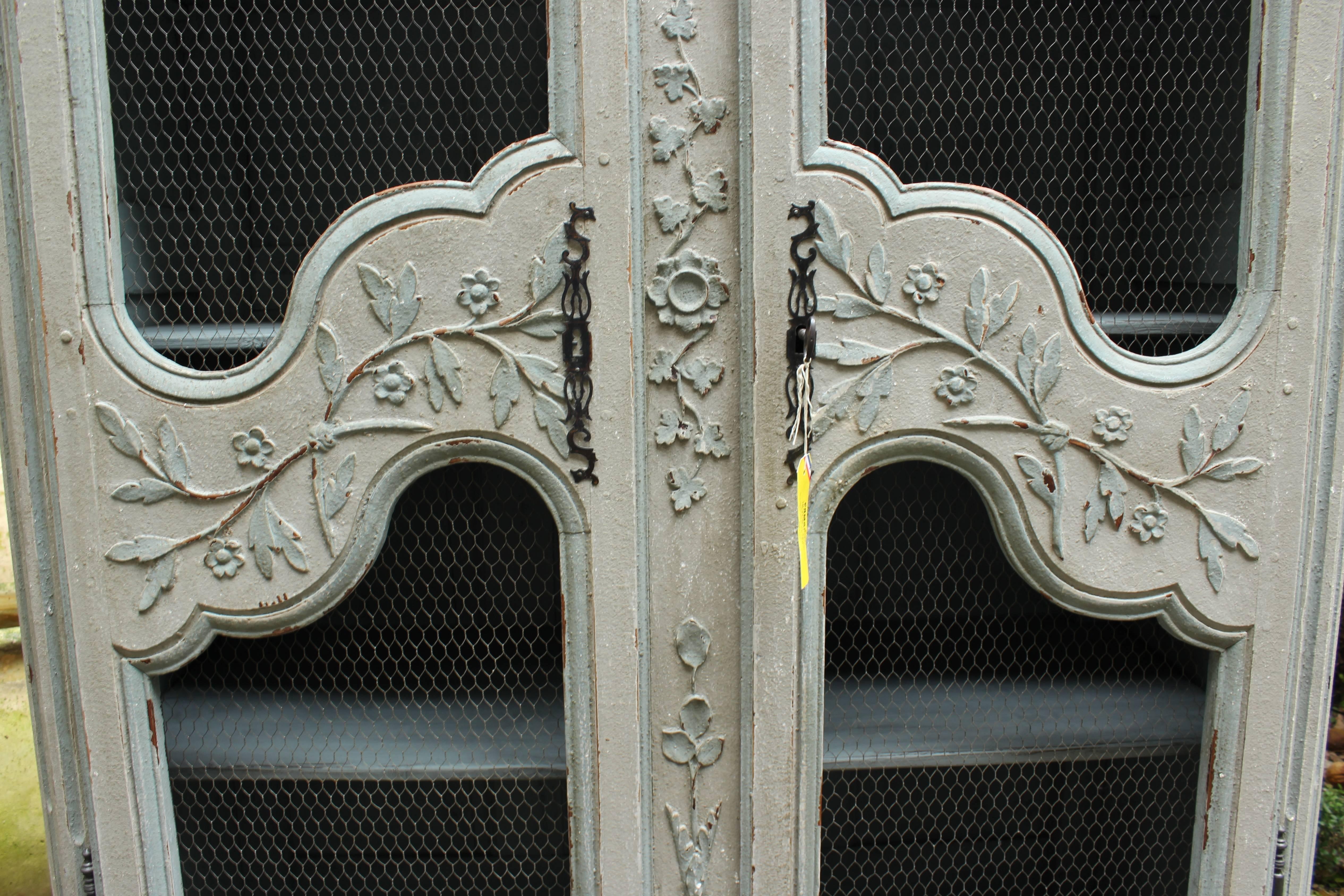 Antique French Early 18th Century Period Regence Louis XV Walnut Bibliothèque  In Good Condition In New Orleans, LA