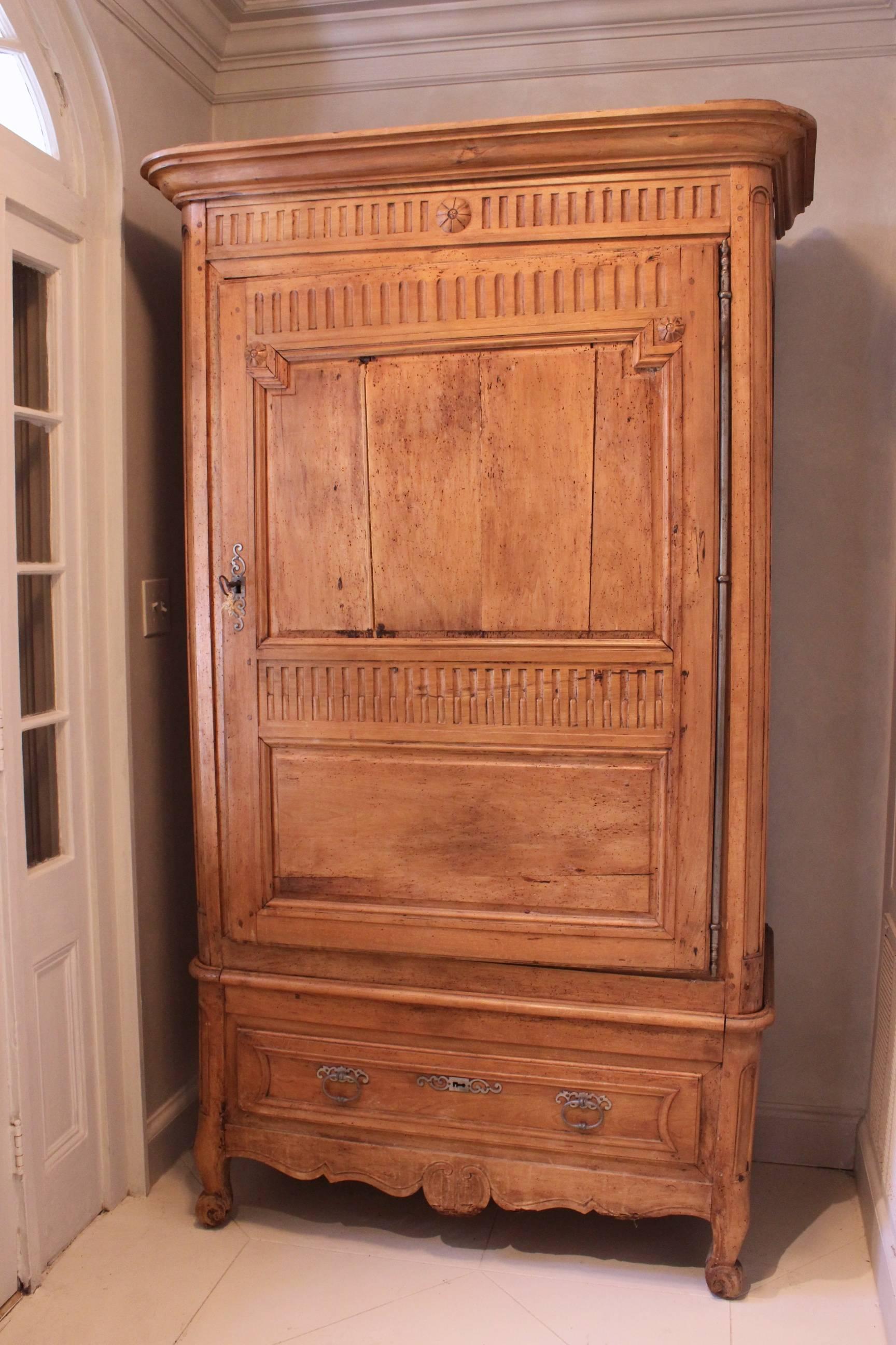 Hand-Carved Antique French 18th Century Period Louis XVI Pine Bonnetiere For Sale