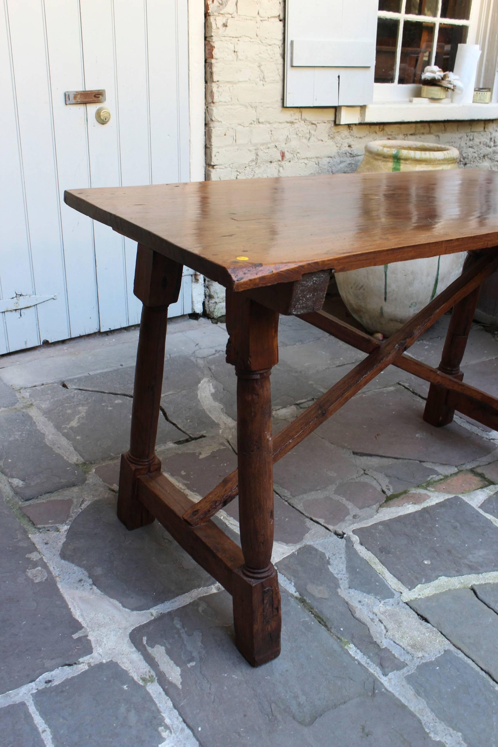 Antique French Early 19th Century Walnut Presentation Table In Good Condition For Sale In New Orleans, LA