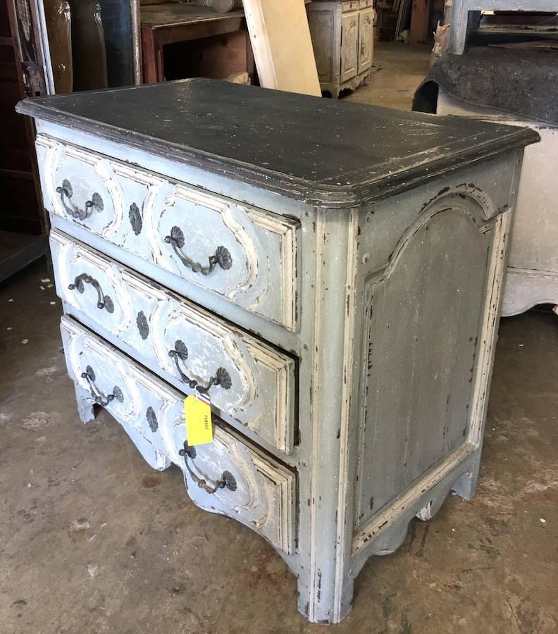 Antique French Regence Style commode from the 18th century.
Three drawers with original hardware, finished in pale French blue.
   