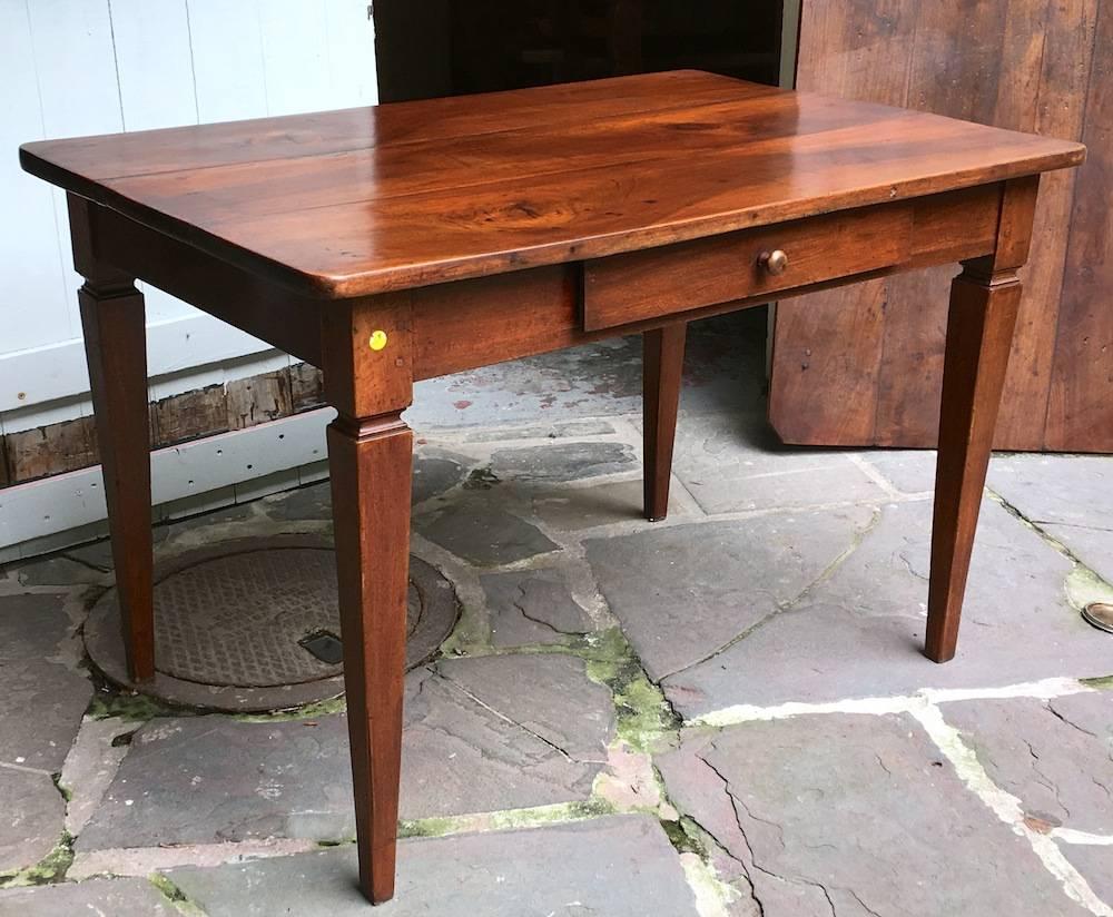 Antique French Louis XVI walnut side table
Also large enough to be a desk
End of 18th century.