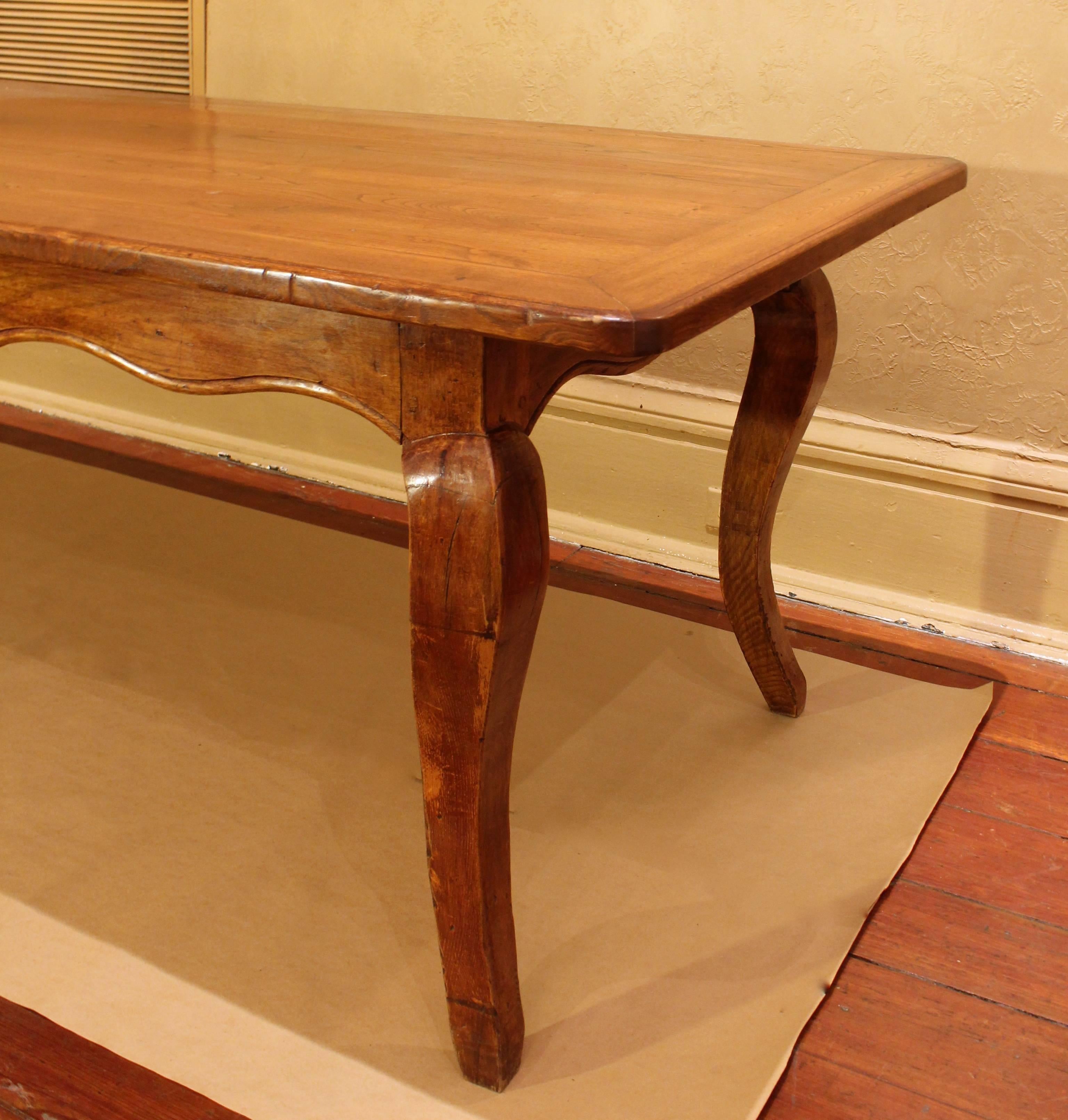 19th Century Grand Louis XV Style Dining Table In Good Condition For Sale In New Orleans, LA