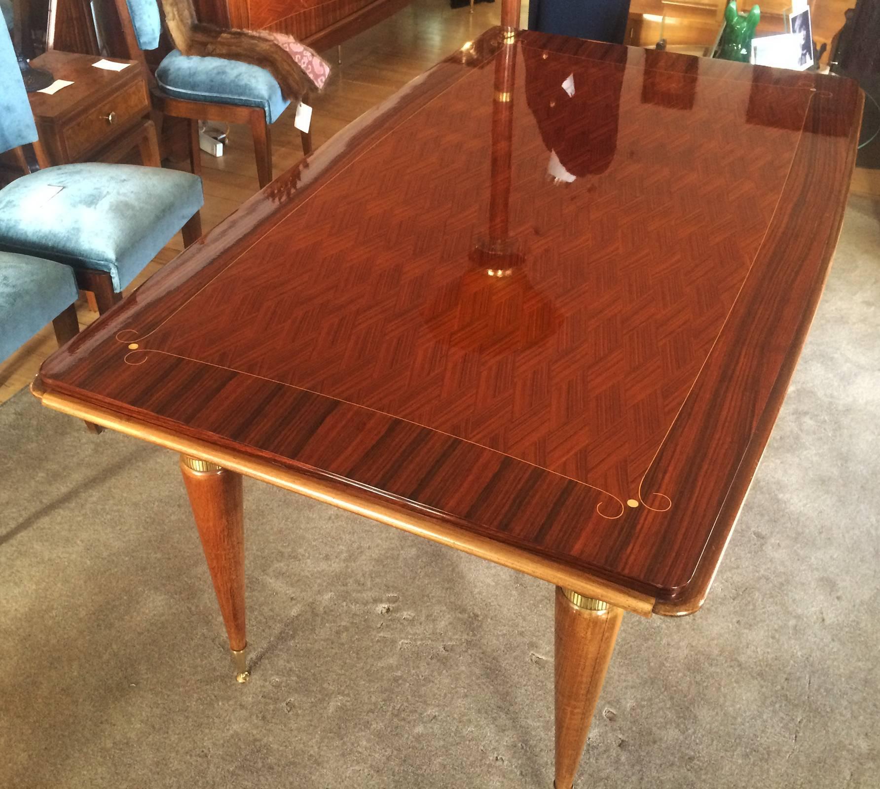 An Art Deco Extension Dining Table to seat 6 people (10 people with additional extensions). An amazing Herringbone design of Marquetry all over the table top, with a very fine (1mm wide) curved  pinstripe surround, of white birch separating it from