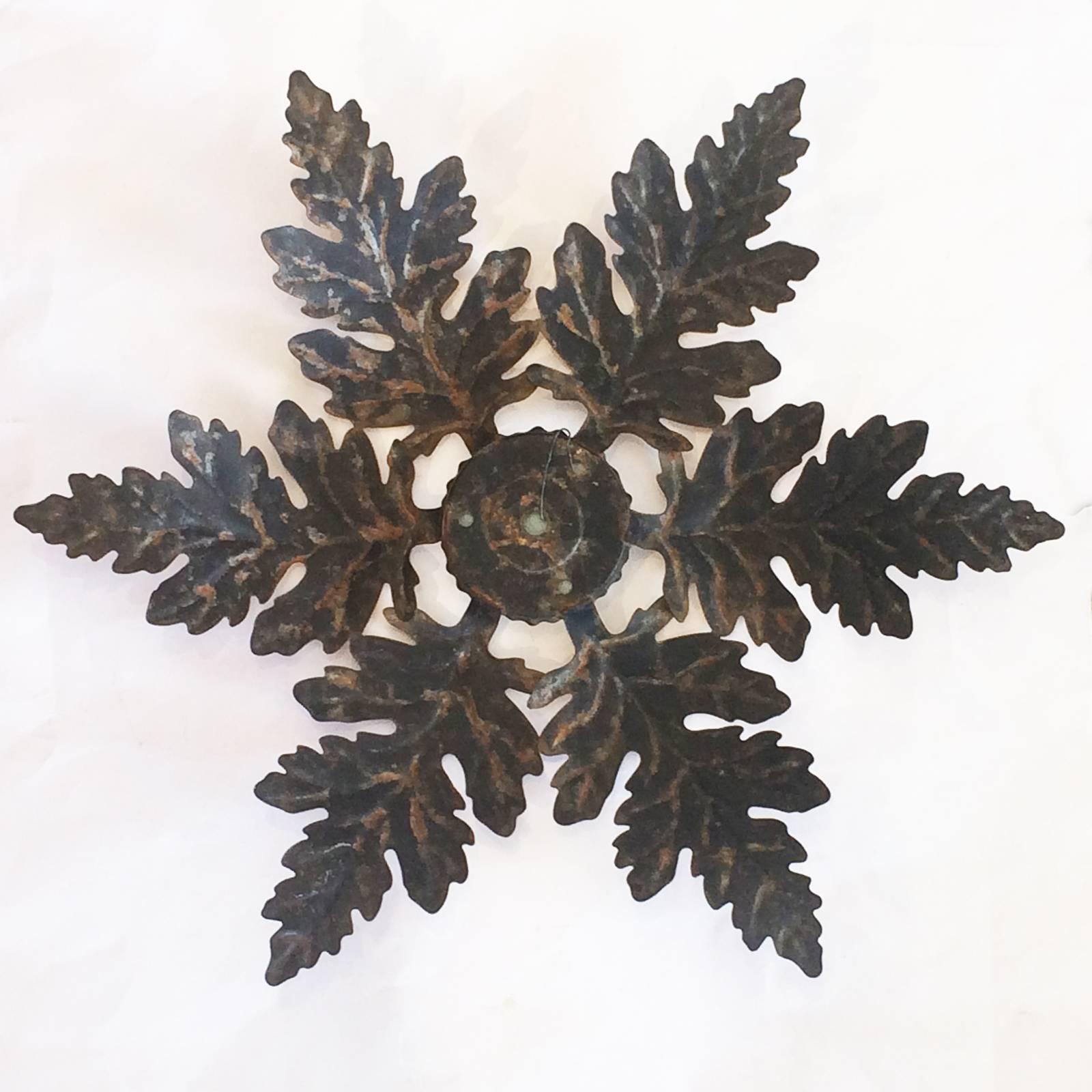 Art Deco small French sunburst mirror in form of radiating oak leaves, curved and shaped. Very old piece, probably circa 1920, with flat mirror. The oak leaves have a fantastic aged patina having been gilded probably a number of times, but the rear